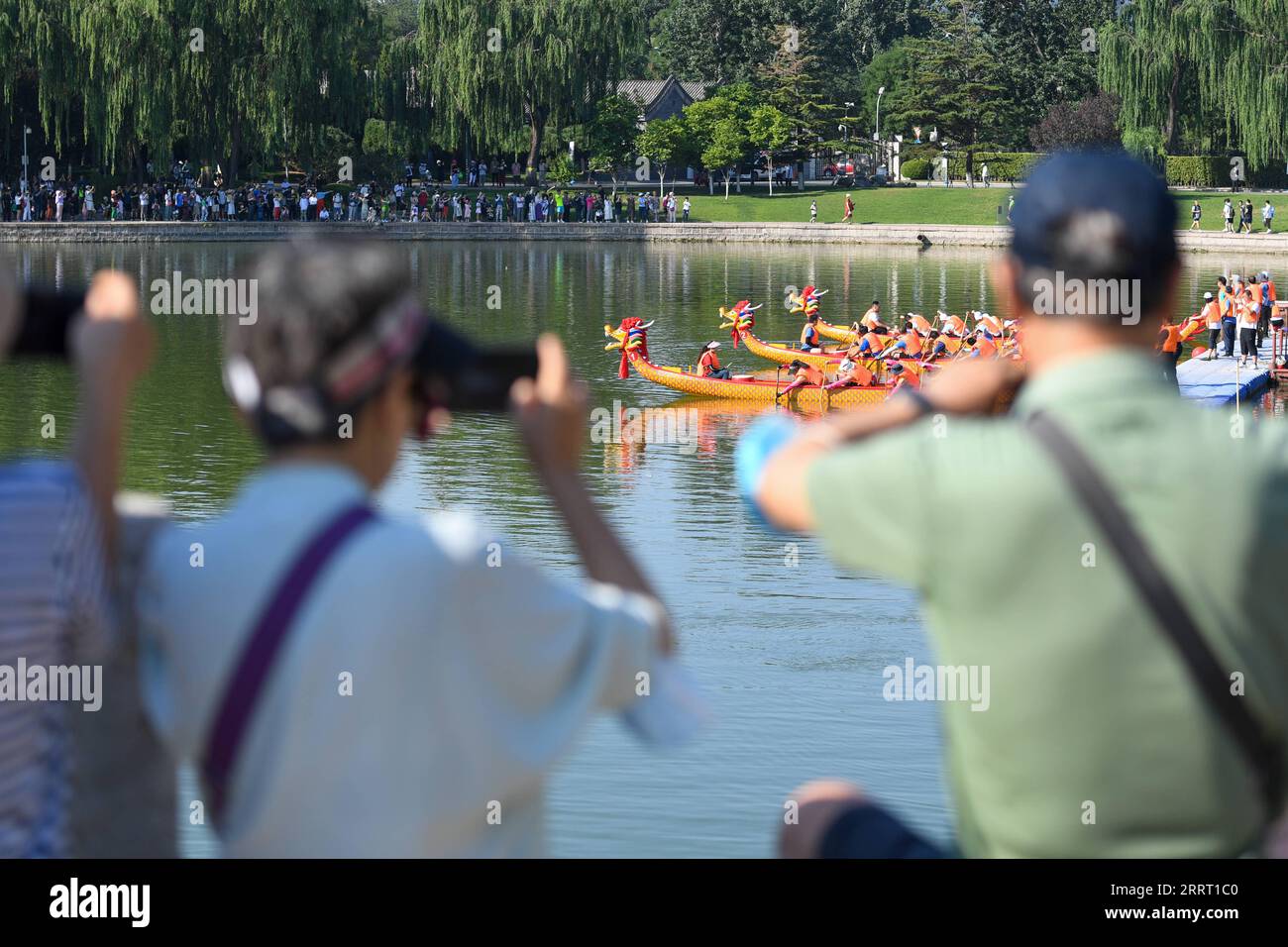 230622 -- PECHINO, 22 giugno 2023 -- la gente guarda una corsa di draghi al Longtan Park a Pechino, capitale della Cina, 22 giugno 2023. Durante il Dragon Boat Festival qui si sono svolte una serie di attività, tra cui gare in barca, spettacoli e giochi interattivi. CHINA-BEIJING-DRAGON BOAT FESTIVAL CN JUXHUANZONG PUBLICATIONXNOTXINXCHN Foto Stock