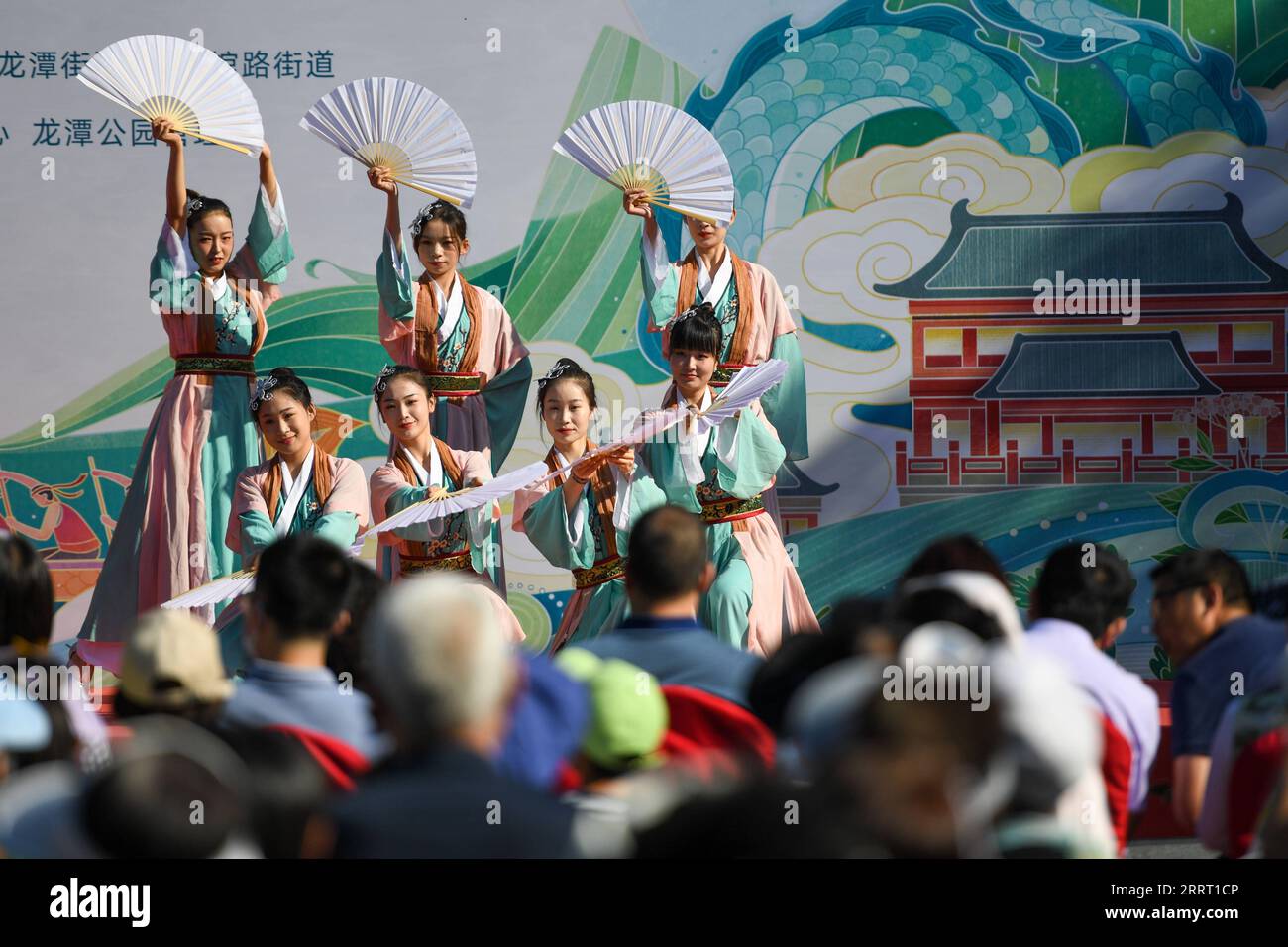 230622 -- PECHINO, 22 giugno 2023 -- la gente guarda uno spettacolo al Longtan Park a Pechino, capitale della Cina, 22 giugno 2023. Durante il Dragon Boat Festival qui si sono svolte una serie di attività, tra cui gare in barca, spettacoli e giochi interattivi. CHINA-BEIJING-DRAGON BOAT FESTIVAL CN JUXHUANZONG PUBLICATIONXNOTXINXCHN Foto Stock