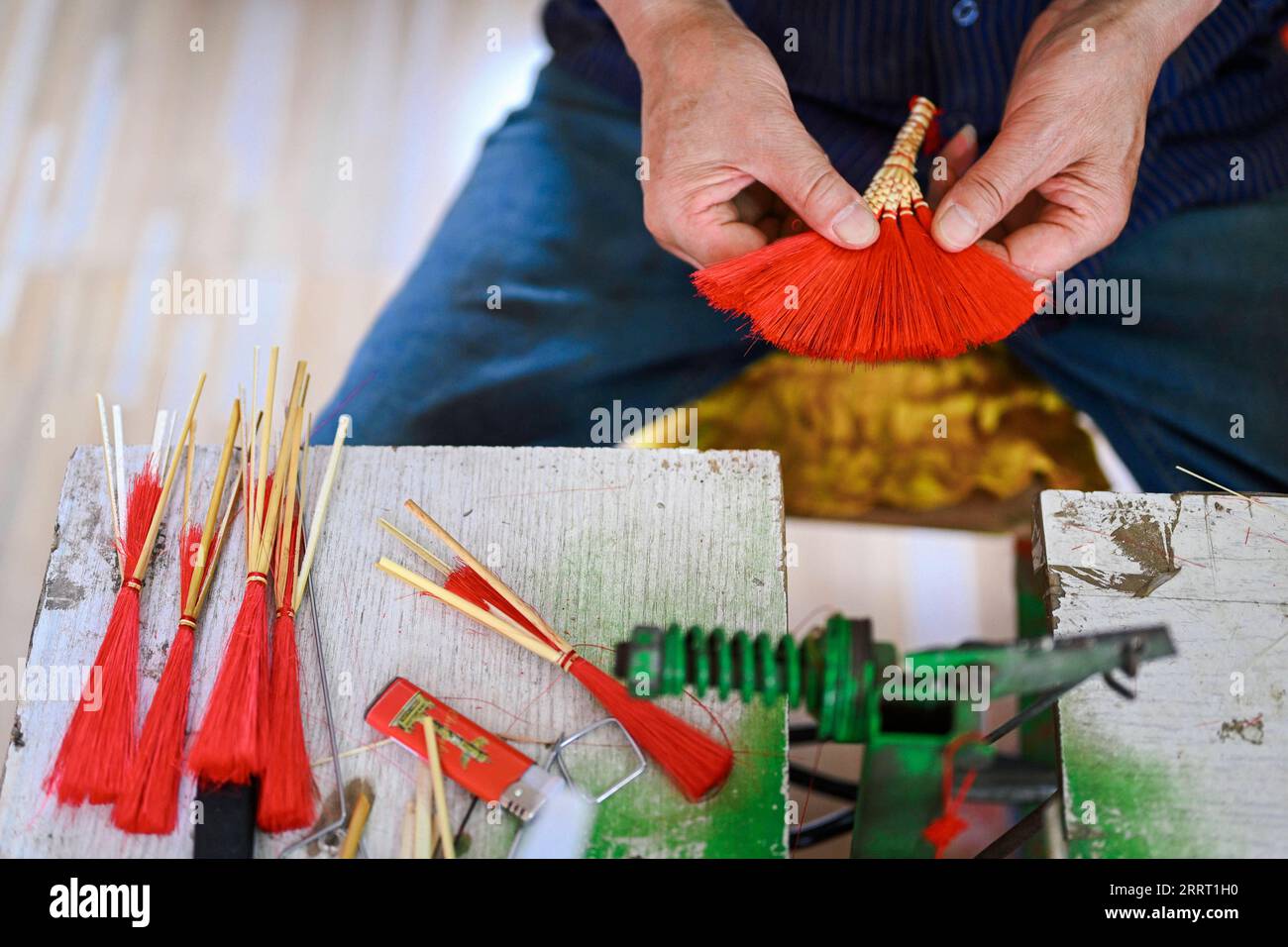 230622 -- CHANGCHUN, 22 giugno 2023 -- Rong Fengming realizza un artigianato di scopa nella città di Yushutai della città di Siping, provincia di Jilin della Cina nord-orientale, 21 giugno 2023. Rong Fengming, 63 anni, è un artigiano locale che produce scopa che vive nella città di Yushutai di Siping, nel nord-est della Cina, a Jilin. Fino ad ora, le abilità di fabbricazione della scopa tradizionale sono state tramandate nella famiglia Rong per sei generazioni. L'artigianato della scopa che Rong ha realizzato spazia da grandi scope lunghe oltre 4 metri a minuscole scope usate come decorazioni. Come strumento di pulizia creato da antichi cinesi con una lunga storia, la scopa ha portato il Foto Stock