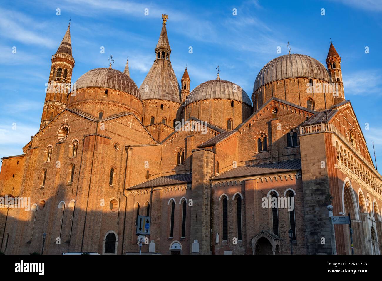 Padova, Italia - 8 agosto 2023; vista laterale della bellissima Basilica di Sant'Antonio o (S. Antonio) a Padova in primo piano Foto Stock