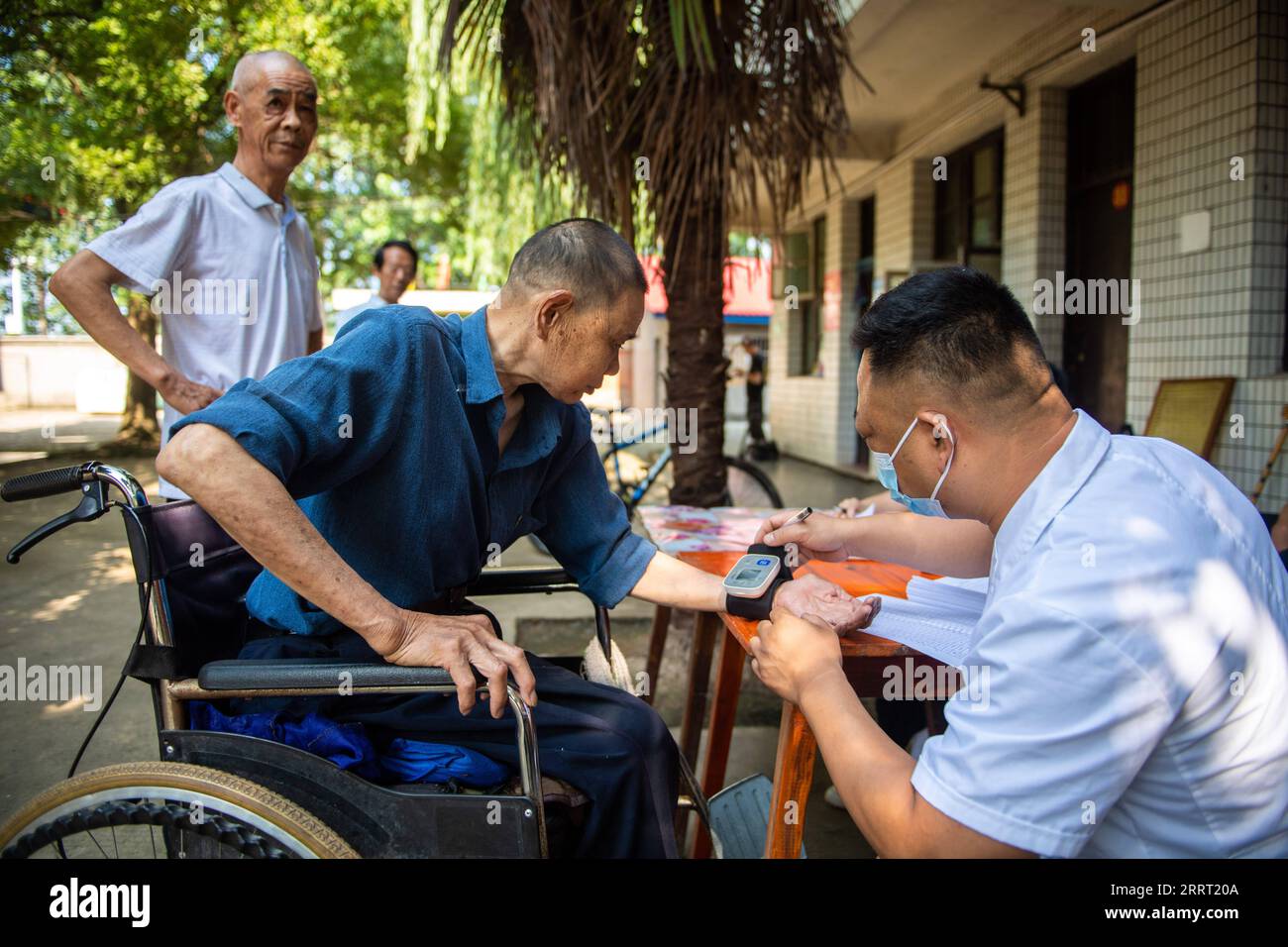 230623 -- CHANGSHA, 23 giugno 2023 -- Un operatore medico 1st R conduce visite mediche per un residente anziano in una casa di cura nella contea di Anxiang della città di Changde, nella provincia centrale di Hunan della Cina, 21 giugno 2023. La città di Changde ha intensificato gli sforzi per sviluppare un sistema di servizi di assistenza agli anziani composto principalmente da cure domestiche, servizi comunitari, cure istituzionali e mediche. CHINA-HUNAN-CHANGDE-SERVIZI DI ASSISTENZA AGLI ANZIANI CN CHENXSIHAN PUBLICATIONXNOTXINXCHN Foto Stock