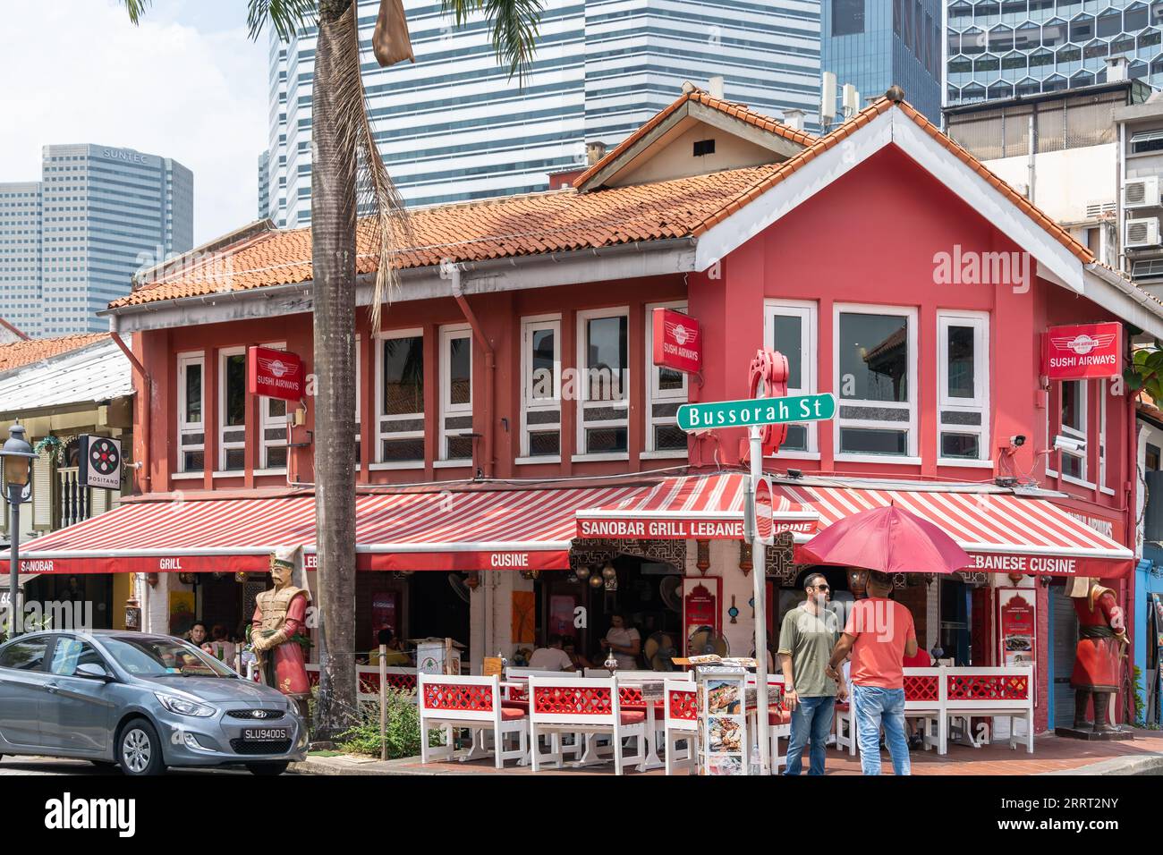 Singapore - 30 agosto 2023: Veduta della strada di Bussorah a Singapore, la gente puo' vedere esplorare e mangiare nel ristorante. Foto Stock