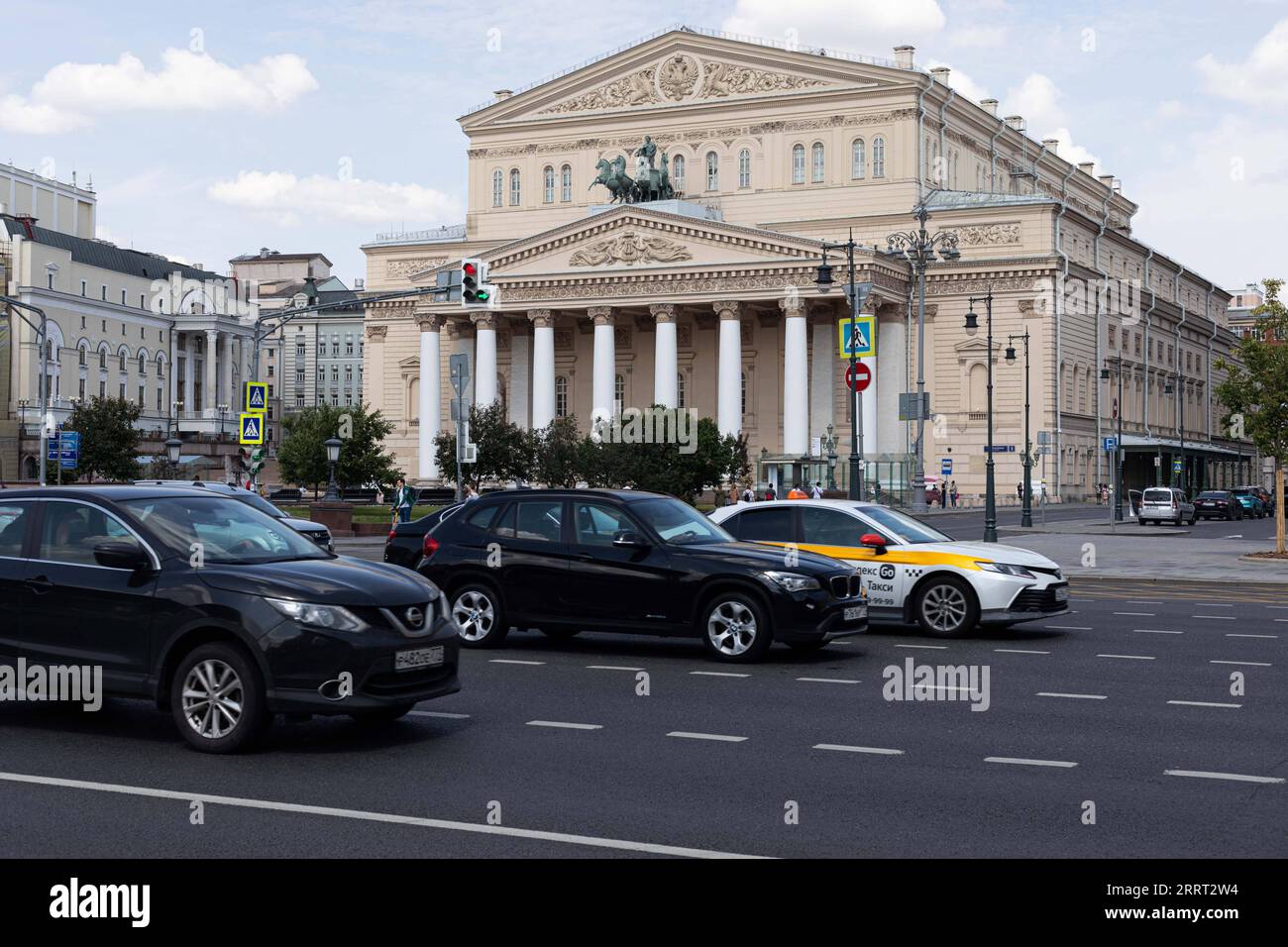 230626 -- MOSCA, 26 giugno 2023 -- veicoli sono visti su una strada a Mosca, Russia, 26 giugno 2023. Il regime legale dell'operazione antiterrorismo contro il gruppo militare privato Wagner è stato annullato a Mosca e nella regione di Mosca a causa della normalizzazione della situazione attuale, ha detto il governo russo. RUSSIA-MOSCA-OPERAZIONE ANTITERRORISMO-ANNULLA BAIXXUEQI PUBLICATIONXNOTXINXCHN Foto Stock