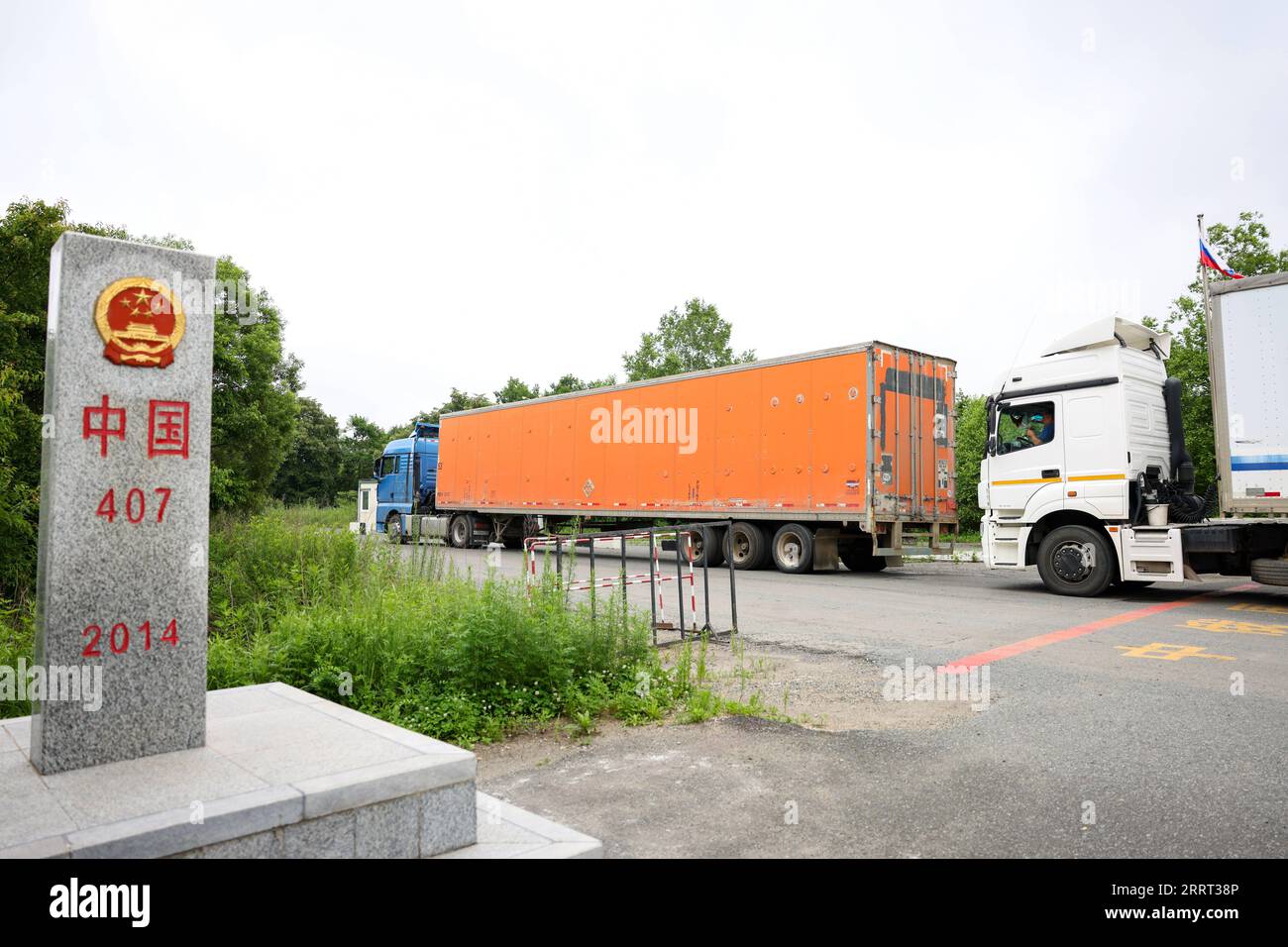 230627 -- YANBIAN, 27 giugno 2023 -- i camion partono per la Russia al porto autostradale di Hunchun City, nella provincia di Jilin della Cina nord-orientale, 26 giugno 2023. Hunchun confina con la Russia e la Repubblica Popolare Democratica di Corea, e serve come unica città portuale della provincia di Jilin per la Russia. Oltre 73.000 persone e oltre 16.000 veicoli hanno attraversato il porto autostradale di Hunchun quest'anno. CHINA-JILIN-YANBIAN-HUNCHUN PORT CN YANXLINYUN PUBLICATIONXNOTXINXCHN Foto Stock