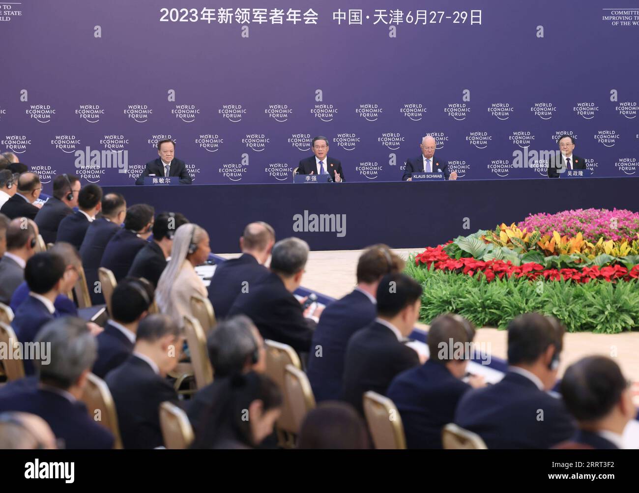 230627 -- TIANJIN, 27 giugno 2023 -- il Premier cinese li Qiang partecipa ad un dialogo imprenditoriale e scambia idee con gli imprenditori al 14° incontro annuale dei nuovi campioni, noto anche come Summer Davos, nel comune di Tianjin nella Cina settentrionale, il 27 giugno 2023. CHINA-TIANJIN-LI QIANG-ESTATE DAVOS-DIALOGO IMPRENDITORIALE CN WANGXYE PUBLICATIONXNOTXINXCHN Foto Stock