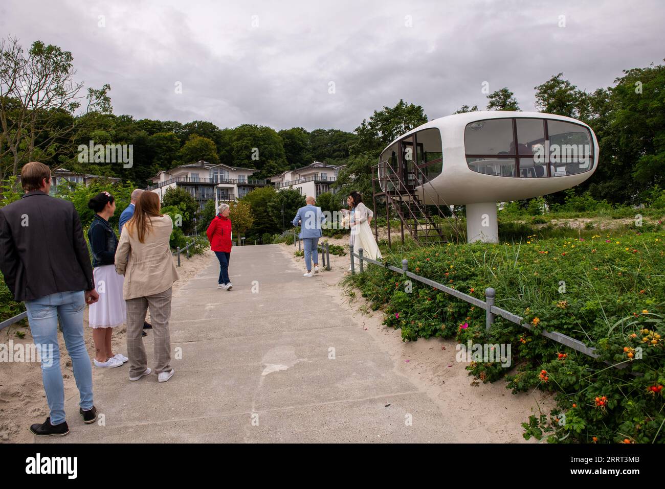 Binz auf Ruegen, Germania - 9 agosto 2023: Una coppia esce dalla Turm di Müther dopo il loro matrimonio mentre la prossima coppia aspetta. Foto Stock