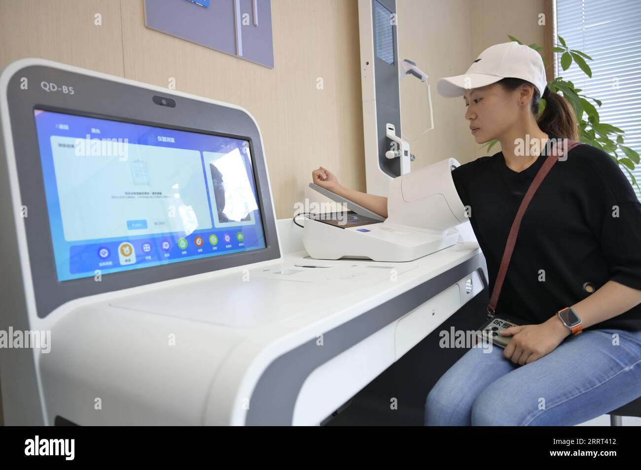230628 -- HANGZHOU, 28 giugno 2023 -- Una donna ottiene la sua pressione sanguigna misurata in una stazione di servizio sanitario intelligente nel villaggio di Meilin del distretto di Xiaoshan, Hangzhou, provincia di Zhejiang, Cina orientale, 7 giugno 2023. DA SEGUIRE in tutta la Cina: La governance rurale ottiene un aggiornamento digitale nella Cina orientale CINA-ZHEJIANG-HANGZHOU-DIGITAL PUBLIC FACILITIES CN CaixYang PUBLICATIONxNOTxINxCHN Foto Stock