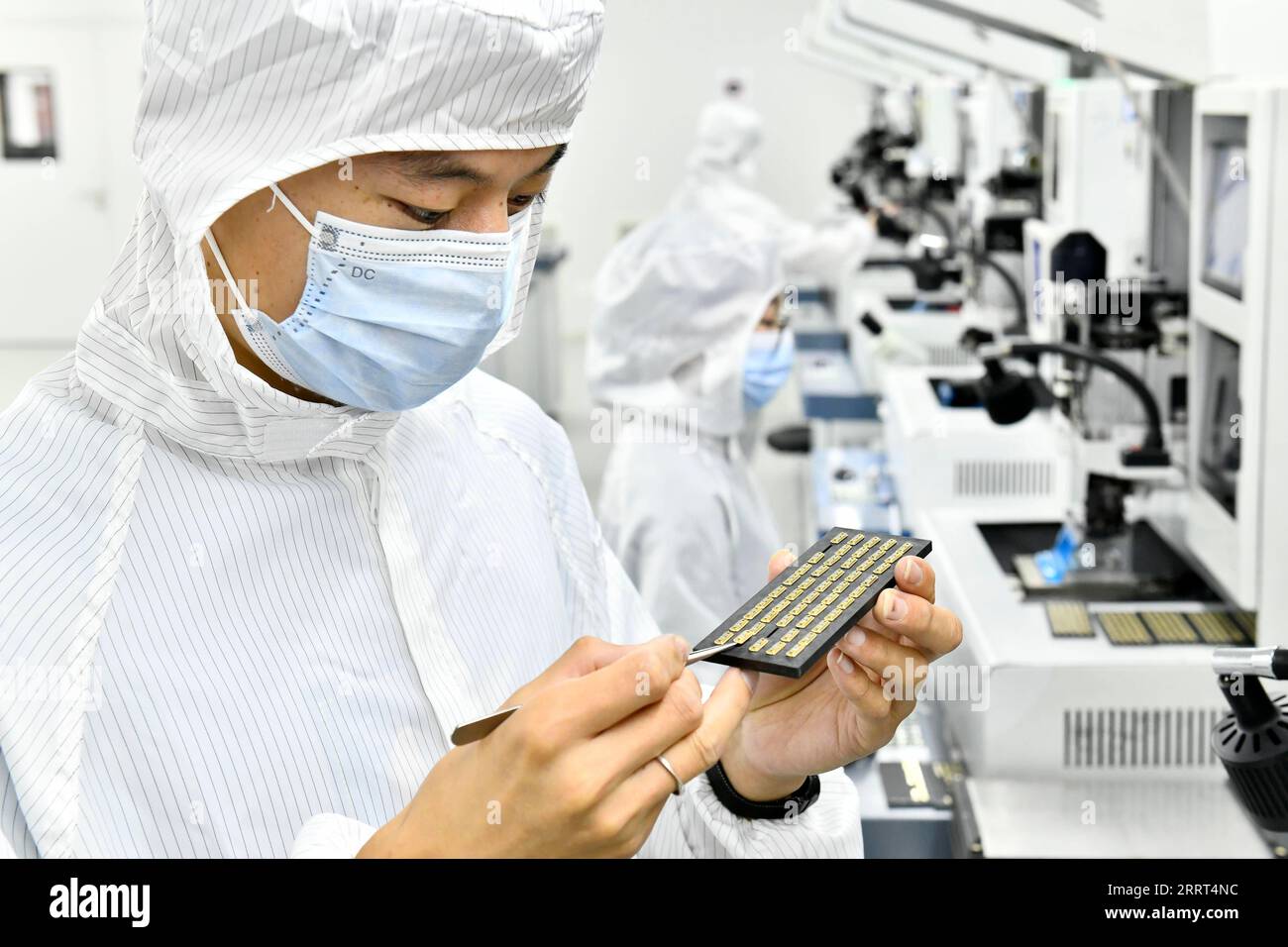 230629 -- RIZHAO, 29 giugno 2023 -- Un membro del personale produce filtri per onde acustiche di superficie in un parco industriale nella zona di sviluppo industriale Hi-Tech di Rizhao City, provincia dello Shandong della Cina orientale, 29 giugno 2023. La zona di sviluppo industriale Hi-Tech di Rizhao ha attivato con successo nuovi fattori di crescita ponendo l'accento sulla tecnologia e l'innovazione di fascia alta. Adottando misure quali il miglioramento dell'ambiente imprenditoriale, l'attrattiva di nuovi investimenti e la promozione dell'afflusso di talenti di fascia alta, ha effettivamente istituito un sistema di sviluppo industriale con settori chiave che operano in Foto Stock