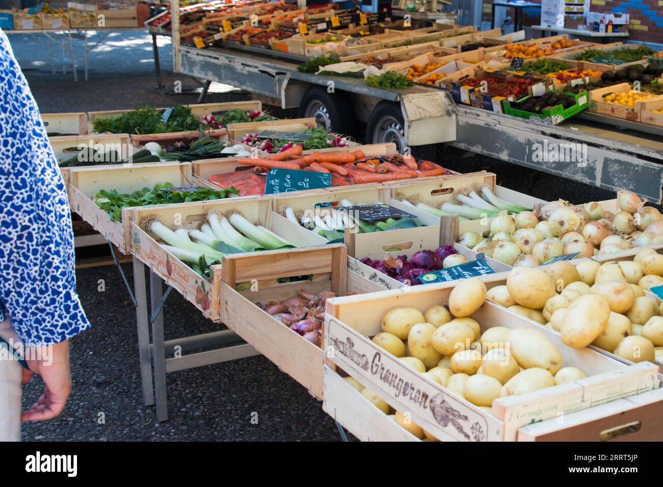 Verdure fresche assortite in un mercato all'aperto. Luchon, Francia Foto Stock