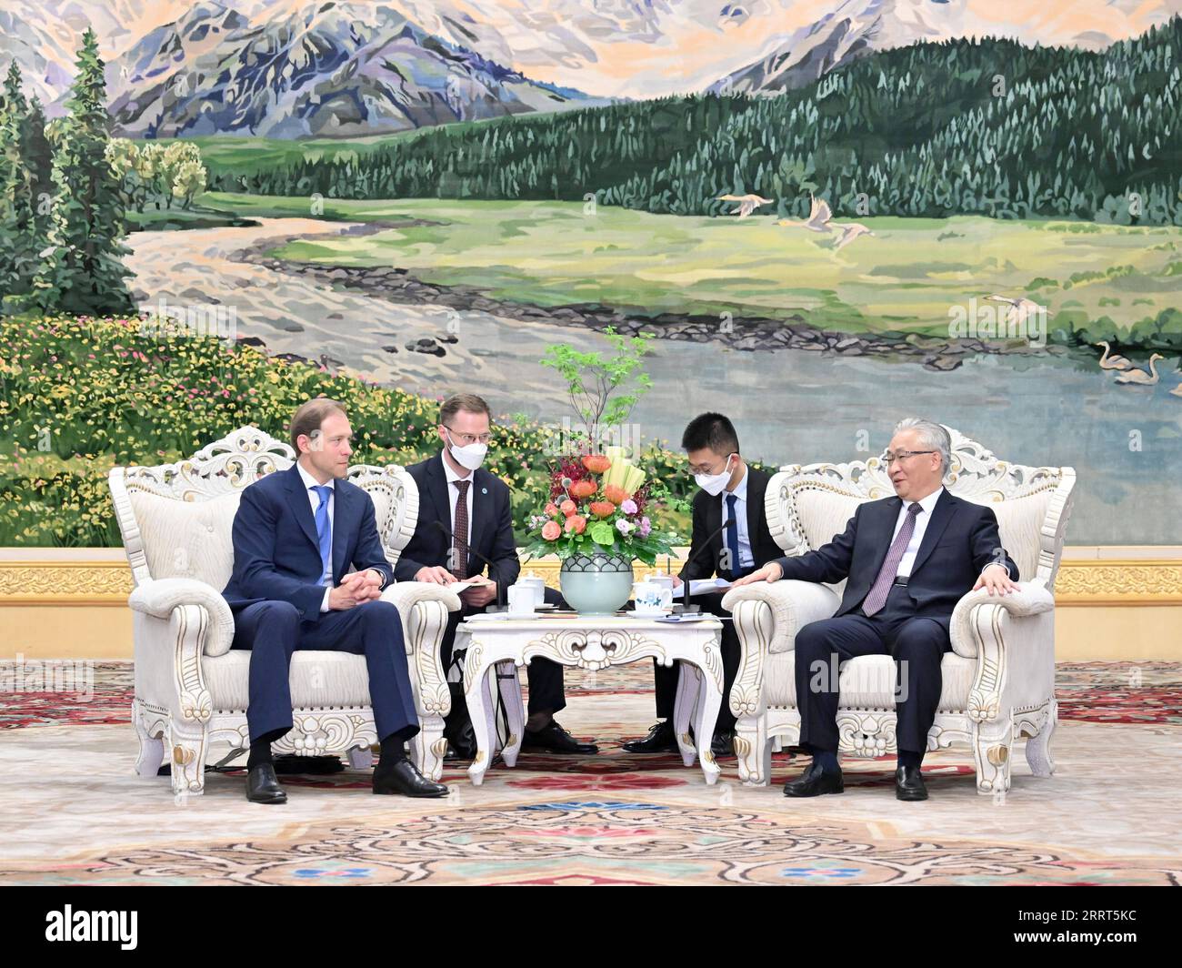 230630 -- PECHINO, 30 giugno 2023 -- il vice Premier cinese Zhang Guoqing, anche membro dell'Ufficio politico del Comitato centrale del Partito Comunista Cinese, incontra Denis Manturov, Vice primo Ministro e Ministro dell'industria e del commercio della Russia, a Pechino, capitale della Cina, il 30 giugno 2023. CHINA-BEIJING-ZHANG GUOQING-RUSSIA-DENIS MANTUROV-MEETING CN YUEXYUEWEI PUBLICATIONXNOTXINXCHN Foto Stock