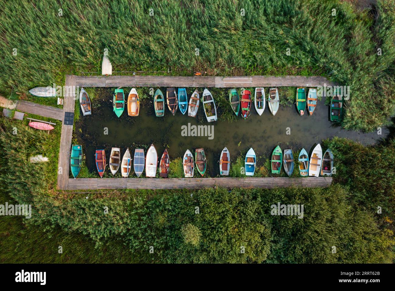 Vista aerea dall'alto verso il basso sulle barche da pesca nella baia di Sajkod, la natura morta di Balaton. Foto Stock