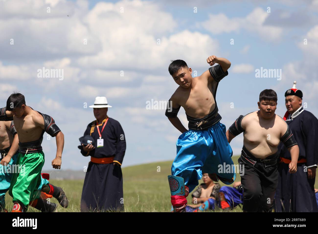 230701 -- HULUN BUIR, 1° luglio 2023 -- giovani concorrenti si riscaldano davanti a una competizione di lotta mongola a Hulun Buir, regione autonoma della Mongolia interna della Cina del nord, 1° luglio 2023. La seconda edizione del festival della cultura e del turismo delle praterie di Hulun Buir è iniziata qui il sabato, attirando turisti a livello nazionale con vari spettacoli di cultura popolare. CHINA-INNER MONGOLIA-HULUN BUIR-CULTURE & TOURISM FESTIVAL CN CHENGXTINGTING PUBLICATIONXNOTXINXCHN Foto Stock