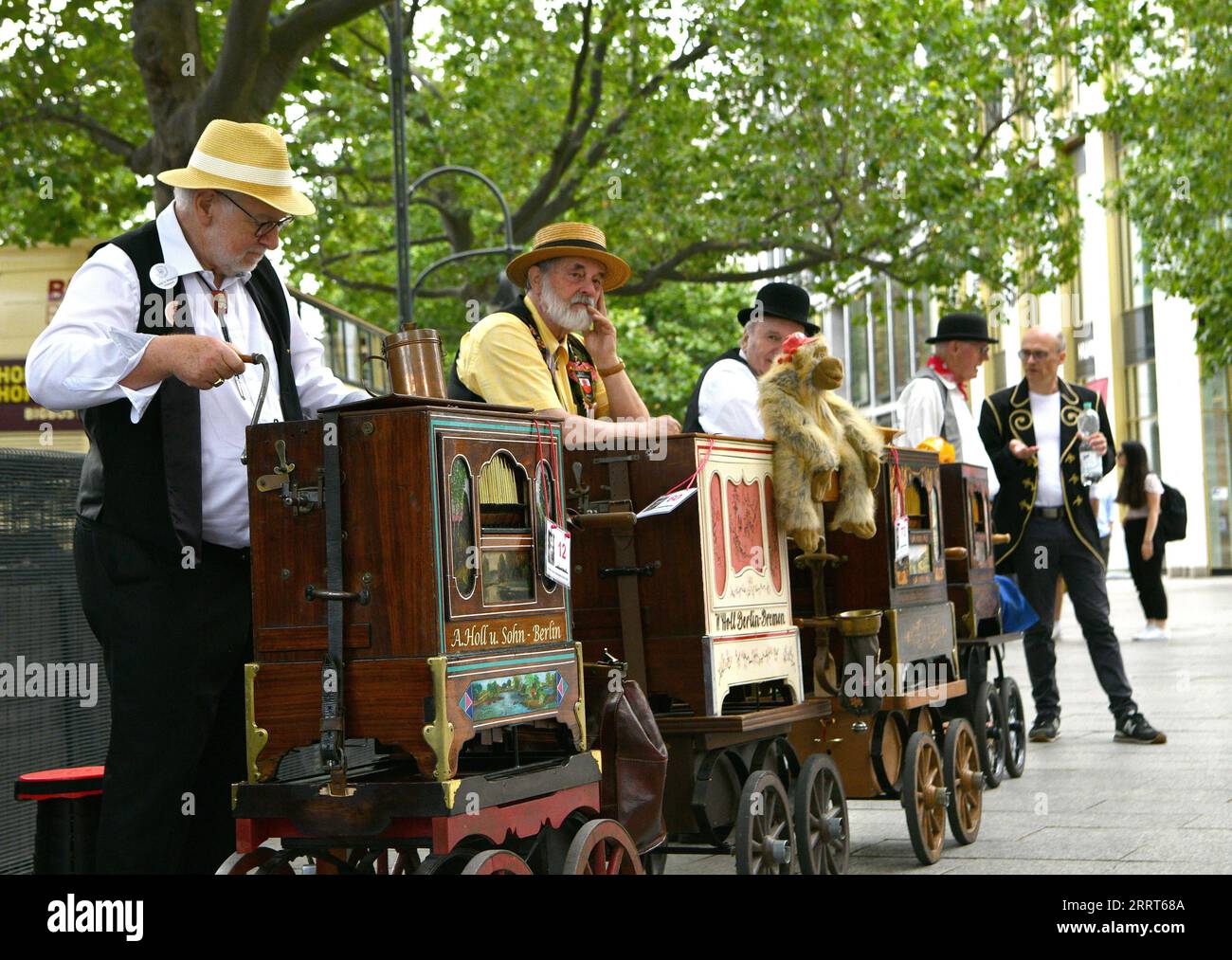 230701 -- BERLINO, 1 luglio 2023 -- i suonatori di organo Barrel si esibiscono durante il festival internazionale di organo a botte a Berlino, in Germania, il 1 luglio 2023. Un totale di oltre 140 suonatori di organo a botte intratterranno i visitatori con i loro strumenti qui dal venerdì alla domenica. GERMANIA-BERLINO-BARREL ORGANO FESTIVAL RenxPengfei PUBLICATIONxNOTxINxCHN Foto Stock