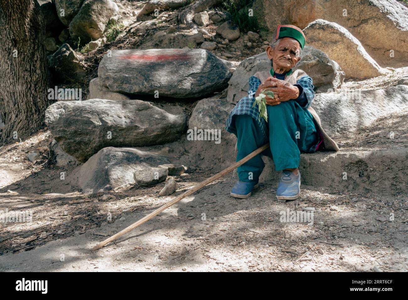 30 agosto 2023, Himachal Pradesh, India. Anziana donna Himachali che indossa un abbigliamento tradizionale nelle zone rurali dell'Himachal Pradesh. Foto Stock