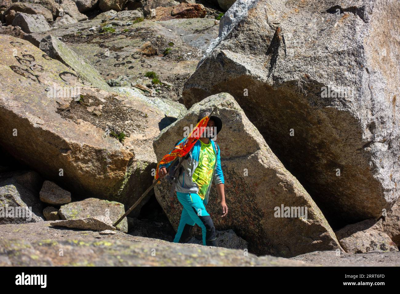 30 agosto 2023, Himachal Pradesh, India. Un uomo che si imbarca sul pellegrinaggio indù Kinner Kailash Yatra tra l'aspro terreno himalayano, con un SH Foto Stock