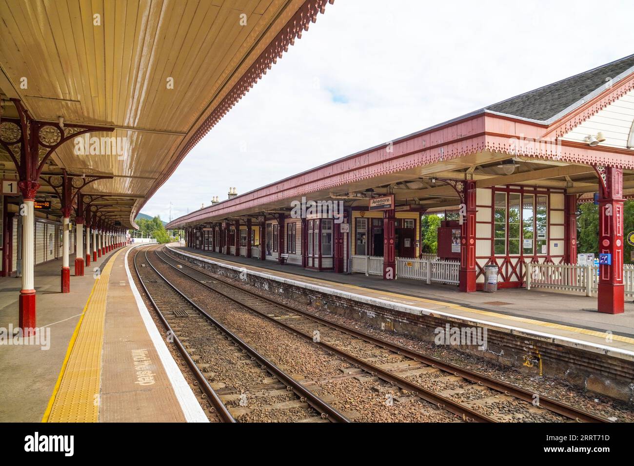 Stazione ferroviaria di Aviemore, Scozia, Regno Unito. La stazione fu aperta il 3 agosto 1863 su progetto dell'architetto William Roberts. Foto Stock