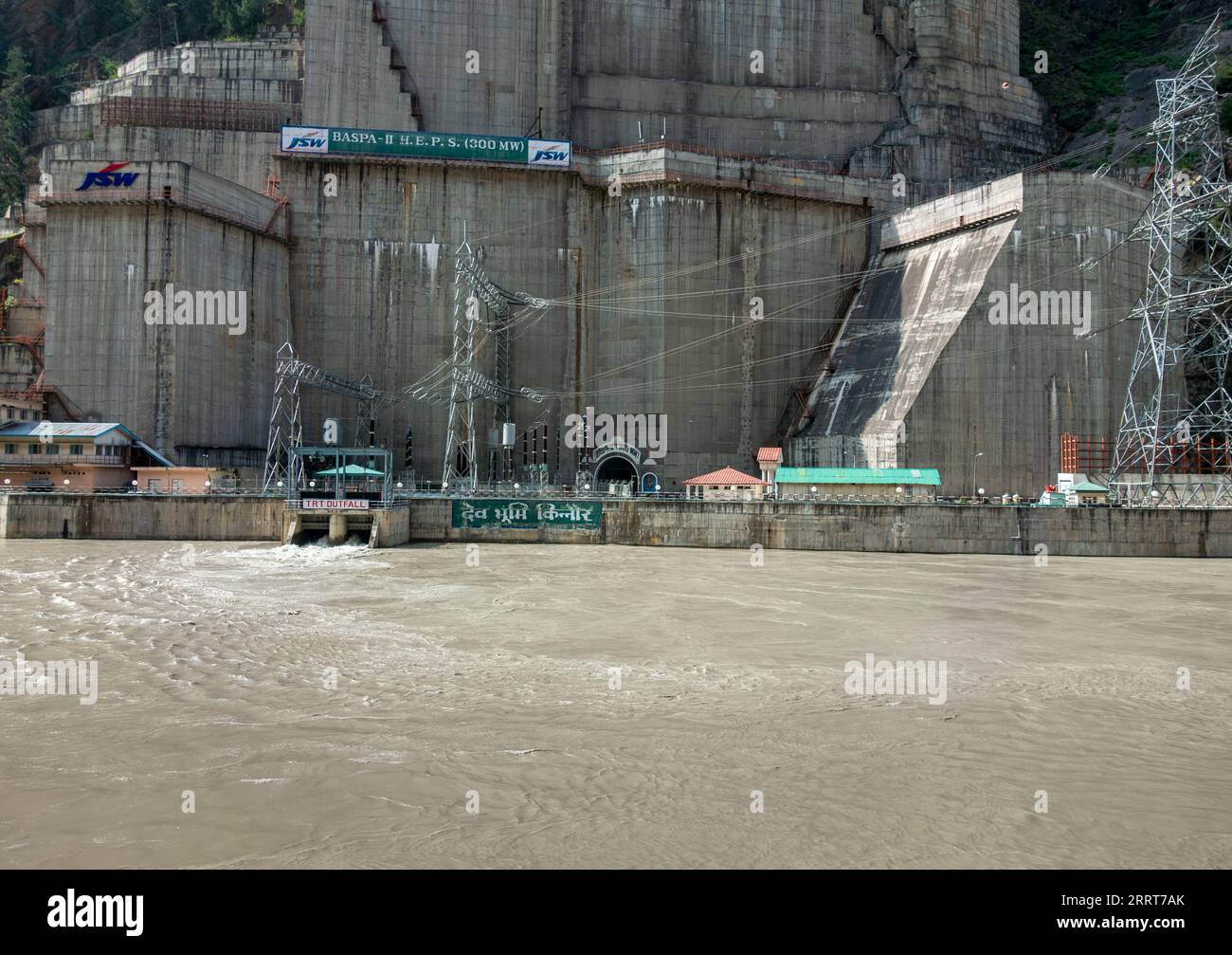 30 agosto 2023, Himachal Pradesh, India. Progetto idroelettrico Baspa II di JSW sul fiume Satluj a Kinnaur, Himachal Pradesh Foto Stock