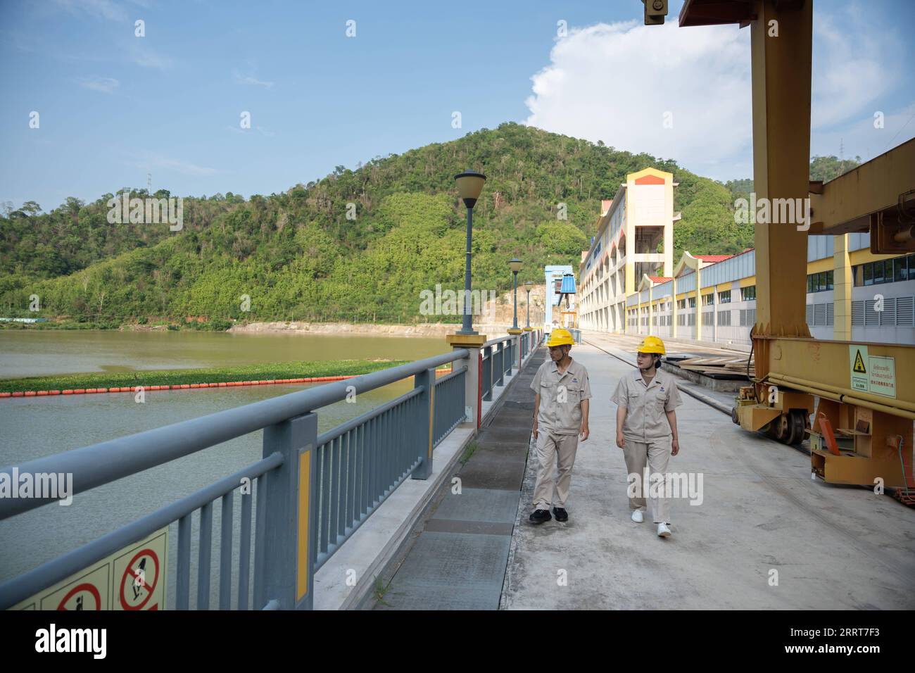 230704 -- VIENTIANE, 4 luglio 2023 -- Nouphet Thongsakda L e Phavady Nalathone camminano sulla diga della centrale idroelettrica Nam Ou 1 investita dalla Power Construction Corporation of China PowerChina a Luang Prabang, Laos, il 16 giugno 2023. Trovare un partner di vita mentre insegue i sogni di carriera non è facile, ma una giovane coppia nel nord del Laos fortunatamente ha ottenuto entrambi quando lavora per la PowerChina. ANDARE CON caratteristiche: Giovani coppie tessono sogni, amore al progetto Belt and Road in Laos foto di /Xinhua LAOS-LUANG PRABANG-BRI-POWERCHINA-GIOVANE COPPIA KaikeoxSaiyasane PUBLICATIONxNOTxINxCHN Foto Stock