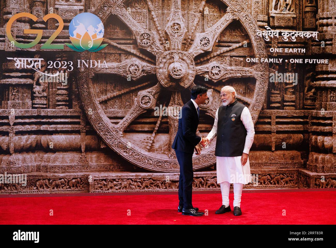 Il primo ministro Rishi Sunak viene accolto dal primo ministro indiano Narendra modi (a destra) durante il vertice del G20 a nuova Delhi, in India. Data immagine: Sabato 9 settembre 2023. Foto Stock