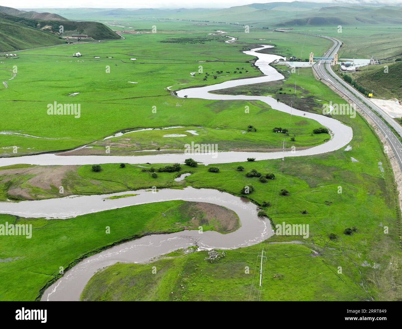230705 -- HINGGAN LEAGUE, 5 luglio 2023 -- questa foto aerea scattata il 5 luglio 2023 mostra il paesaggio estivo della prateria Ulan Mod a Horqin Right Wing Front Banner della Hinggan League, nella regione autonoma della Mongolia interna della Cina settentrionale. CHINA-INNER MONGOLIA-HINGGAN LEAGUE-ULAN MOD GRASSLAND-LANDSCAPE CN BEIXHE PUBLICATIONXNOTXINXCHN Foto Stock