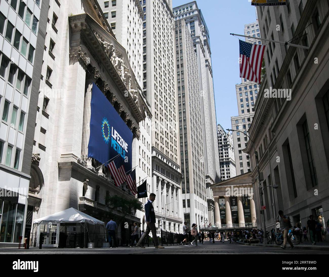 230706 -- NEW YORK, 6 luglio 2023 -- Pedestrains passeggia davanti all'edificio della New York Stock Exchange NYSE a New York, negli Stati Uniti, il 6 luglio 2023. Le azioni statunitensi si sono concluse al ribasso giovedì, dato che i forti dati sulle assunzioni private alimentavano le scommesse, la Federal Reserve dovrà adottare un approccio più aggressivo per domare l'inflazione, che ha fatto aumentare i rendimenti del Tesoro degli Stati Uniti e pesato sui mercati azionari. La media industriale di Dow Jones è scesa di 366,38 punti, o del 1,07%, a 33.922.26. L'S&P 500 ha perso 35,23 punti, o il 0,79%, a 4.411,59. Il Nasdaq Composite Index è diminuito di 112,61 punti, ovvero del 0,82%, Foto Stock