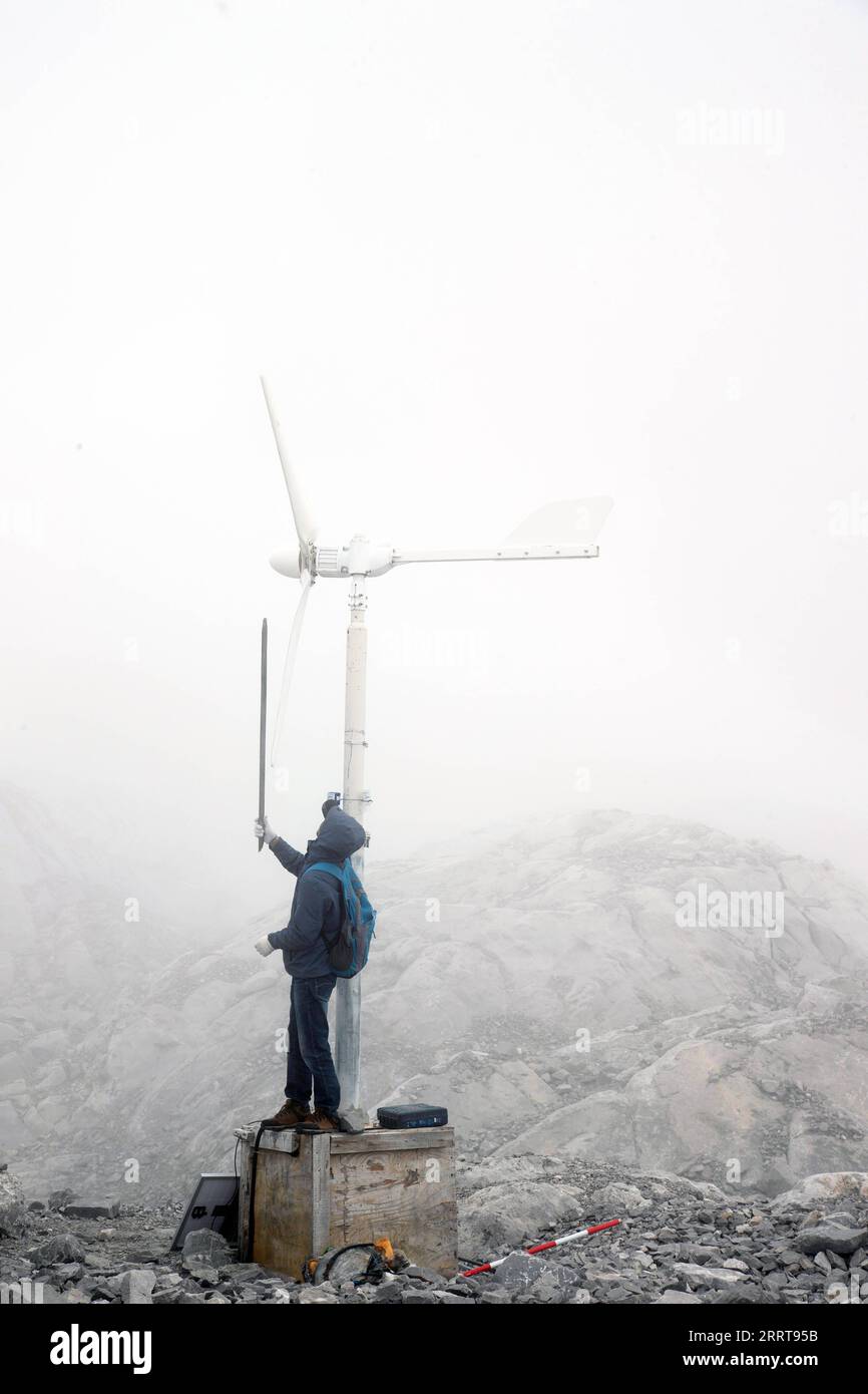 230707 -- LIJIANG, 7 luglio 2023 -- Du Chunhong, un ricercatore con Yulong Snow Mountain Cryosphere e Sustainable Development Field Science Observation and Research Station, controlla le attrezzature in una stazione di osservazione meteorologica sulla Yulong Snow Mountain nella città di Lijiang, nella provincia dello Yunnan della Cina sud-occidentale, 19 giugno 2023. La Yulong Snow Mountain Cryosphere and Sustainable Development Field Science Observation and Research Station, istituita dal Northwest Institute of Eco-Environment and Resources of Chinese Academy of Sciences, si trova nella città di Lijiang nella provincia dello Yunnan nella Cina sud-occidentale. Si Foto Stock