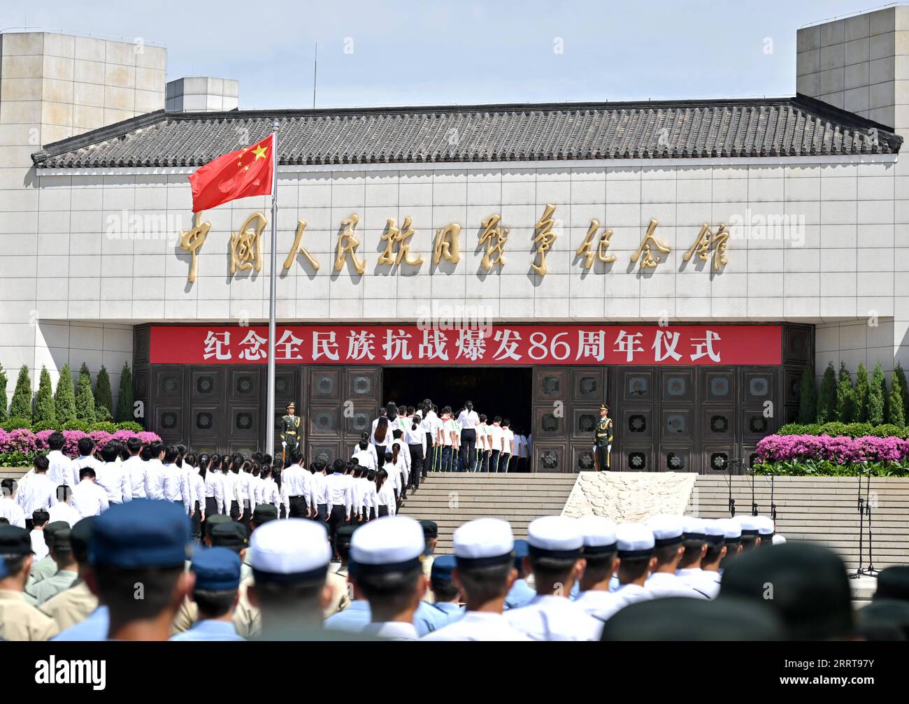 230707 -- PECHINO, 7 luglio 2023 -- la gente fa la fila per entrare nel Museo della Guerra della resistenza del popolo cinese contro l'aggressione giapponese a Pechino, capitale della Cina, 7 luglio 2023. Venerdì la Cina ha commemorato il 86° anniversario dell'inizio della guerra di resistenza dell'intera nazione cinese contro l'aggressione giapponese. Il 7 luglio 1937, i soldati giapponesi attaccarono le forze cinesi al ponte Lugou a Pechino. L'incidente è riconosciuto come l'inizio dell'invasione su larga scala del Giappone della Cina e della resistenza dell'intera nazione cinese contro gli invasori giapponesi. Una cerimonia commemorativa si è tenuta il venerdì Foto Stock