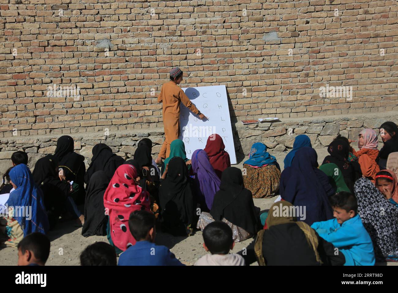 230707 -- KABUL, 7 luglio 2023 -- questa foto scattata il 9 maggio 2023 mostra una lezione di beneficenza fornita da un semplice centro educativo chiamato Today Child Mobile School a Kabul, capitale dell'Afghanistan. In mancanza di strutture educative per gli alunni delle aree rurali afghane, Wazir Khan, 23 anni, si è offerto volontario di aprire una scuola per bambini del villaggio per insegnare ai figli e alle figlie delle famiglie più svantaggiate. Situato in entrambi Khak, un povero villaggio nella periferia della capitale afghana Kabul, Khan ha istituito un semplice centro educativo chiamato Today Child Mobile School un anno fa per fornire a ed Foto Stock