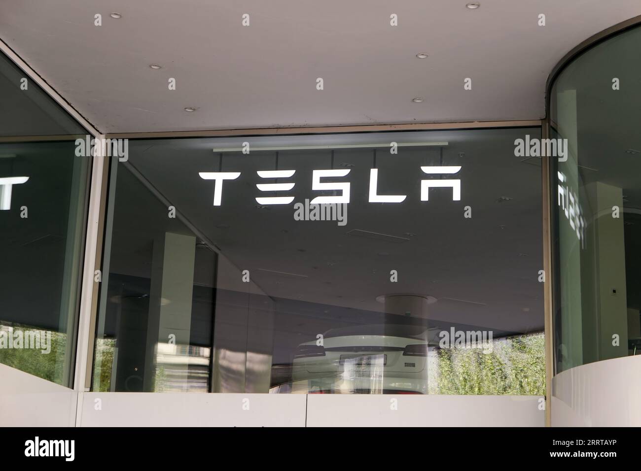 Ginevra, svizzera. 13 agosto. 2023. Tesla Store. Segno della famosa concessionaria di auto elettriche. Foto Stock