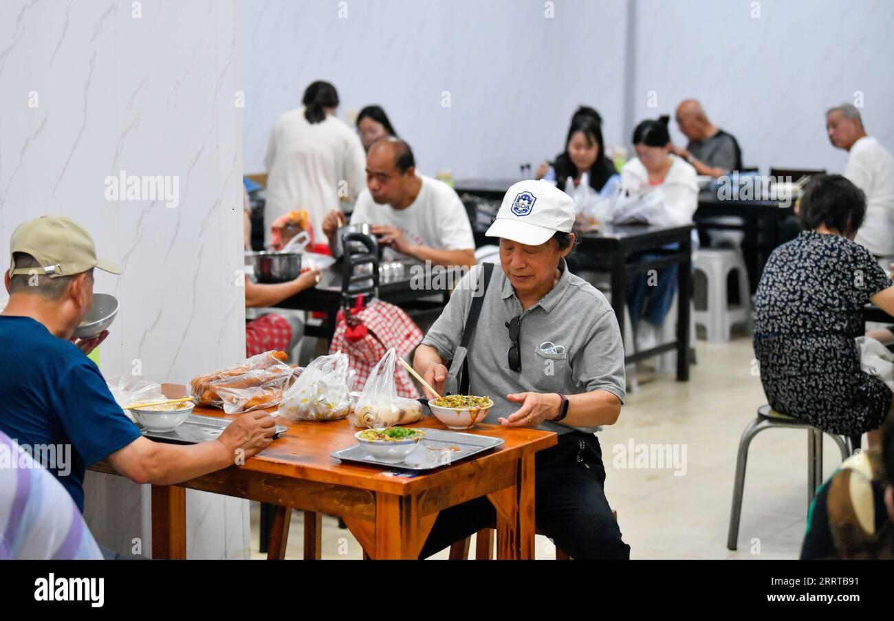 230712 -- TIANJIN, 12 luglio 2023 -- la gente fa colazione in un negozio nell'angolo nord-occidentale di Tianjin, Cina settentrionale, 10 luglio 2023. Il Northwest Corner prende il nome dalla sua posizione nell'angolo nord-ovest della città vecchia di Tianjin. Al mattino, molti turisti che parlano dialetti diversi trascinano qui le loro valigie per fare colazioni con le caratteristiche di Tientsin. CHINA-TIANJIN-COLAZIONE-SPECIALITA' CN SunxFanyue PUBLICATIONxNOTxINxCHN Foto Stock