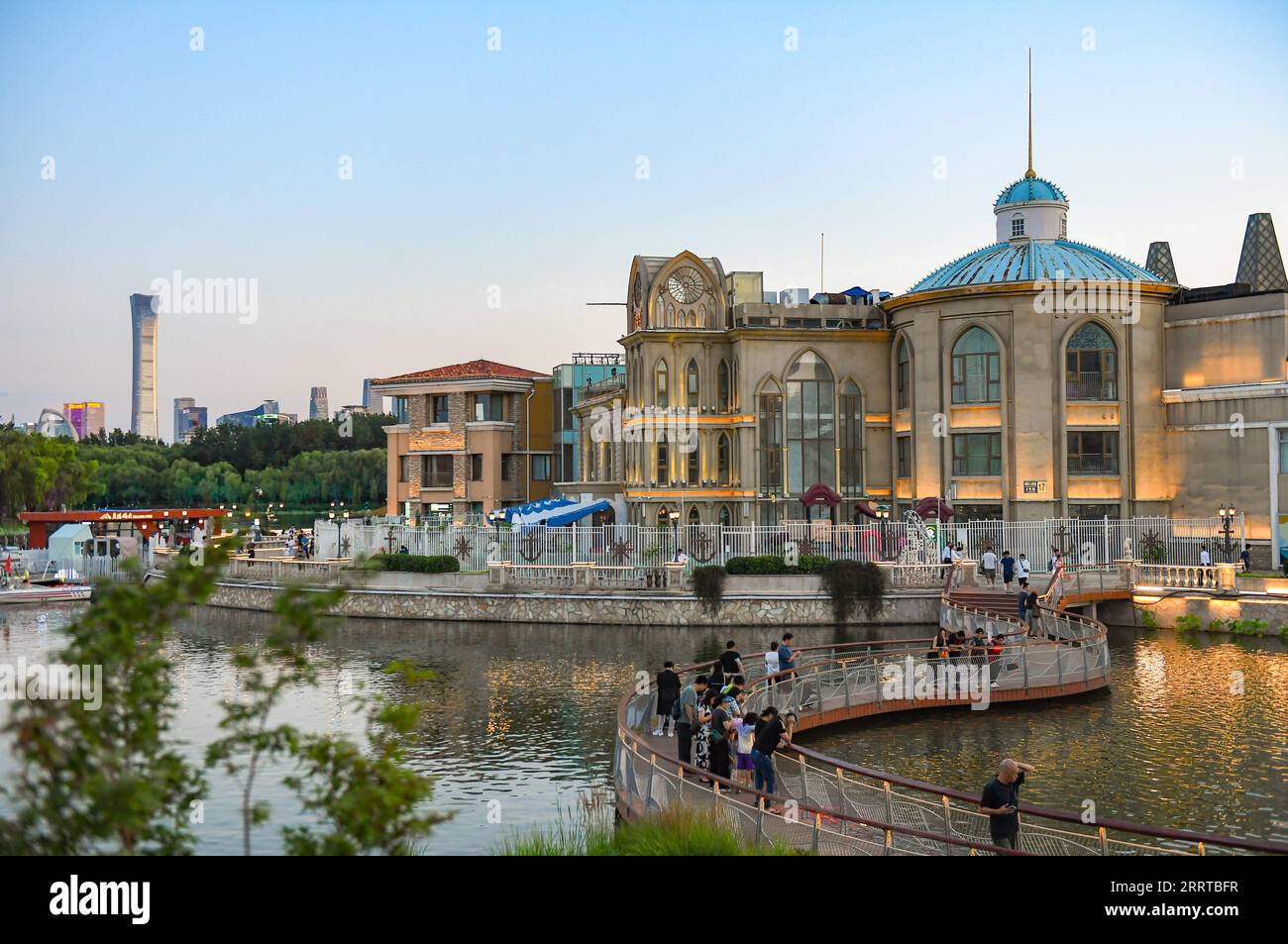 230713 -- PECHINO, 13 luglio 2023 -- questa foto scattata il 20 giugno 2023 mostra SOLANA, un complesso commerciale sul fiume Liangma, a Pechino, capitale della Cina. La Senna, il secondo fiume più grande della Francia, si snoda attraverso il cuore di Parigi. Scorrendo da ovest a est, divide la città nelle iconiche sponde sinistra e destra . La riva sinistra è caratterizzata da un'atmosfera artistica, adornata da caffè, teatri e librerie, che creano un paradiso per il circolo letterario e un paradiso culturale. D'altra parte, la riva destra ospita prestigiosi monumenti storici come il Louvre, l'ex amico reale Foto Stock