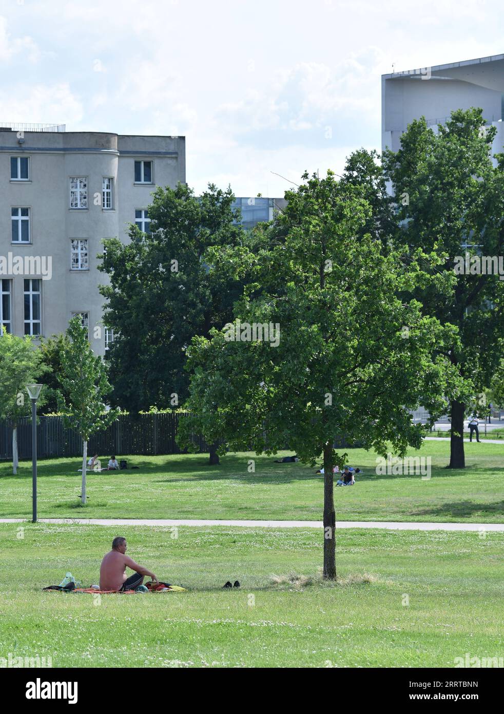 230713 -- BERLINO, 13 luglio 2023 -- Un uomo siede all'ombra a Berlino, Germania, il 13 luglio 2023. GERMANIA-BERLINO-ONDE DI CALORE RenxPengfei PUBLICATIONxNOTxINxCHN Foto Stock