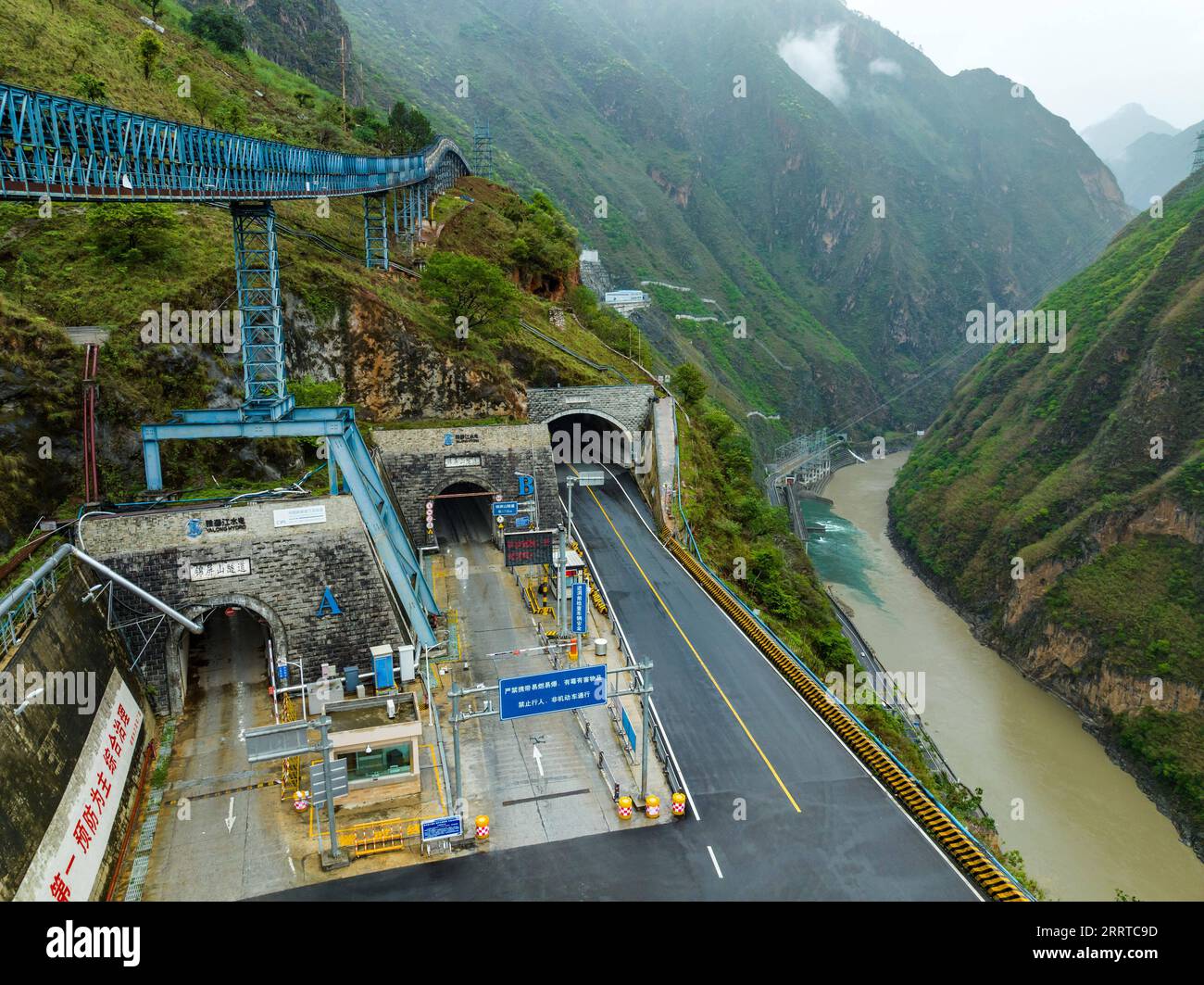 230715 -- XICHANG, 15 luglio 2023 -- questa foto aerea scattata il 4 luglio 2023 mostra il tunnel Jinping dove si trova il China Jinping Underground Laboratory e il vicino fiume Yalong nella provincia del Sichuan nella Cina sud-occidentale. Il monte Jinping, situato nel bacino idrografico del fiume Yalong, il più grande affluente del fiume Jinsha, ha l'altitudine più alta di 4.410 metri. Il China Jinping Underground Laboratory CJPL si trova al centro del tunnel di Jinping lungo 17,5 chilometri nella provincia del Sichuan della Cina sud-occidentale. Il laboratorio, inaugurato nel 2010, è una struttura di ricerca sotterranea Foto Stock