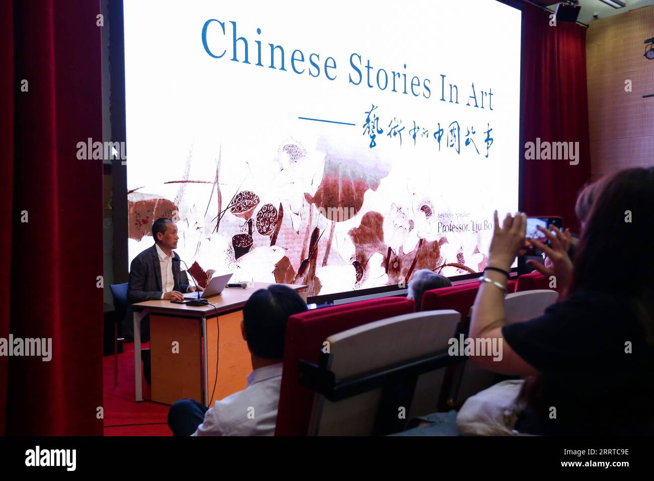 230715 -- BRUXELLES, 15 luglio 2023 -- il professor Liu Bo della Chinese National Academy of Arts fa una presentazione su Chinese Stories in Art al China Cultural Center di Bruxelles, Belgio, 14 luglio 2023. Venerdì si è tenuto qui un dialogo culturale cinese ed europeo. BELGIO-BRUXELLES-CINA-EVENTO DI SCAMBIO CULTURALE ZHENGXHUANSONG PUBLICATIONXNOTXINXCHN Foto Stock