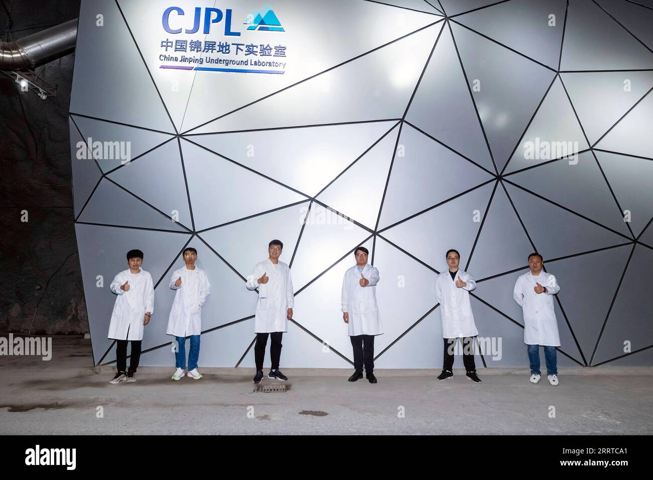 230715 -- XICHANG, 15 luglio 2023 -- i ricercatori del China Dark Matter Experiment CDEX posano per una foto di gruppo al di fuori della prima fase del China Jinping Underground Laboratory nel sud-ovest della provincia del Sichuan della Cina, 3 luglio 2023. Il monte Jinping, situato nel bacino idrografico del fiume Yalong, il più grande affluente del fiume Jinsha, ha l'altitudine più alta di 4.410 metri. Il China Jinping Underground Laboratory CJPL si trova al centro del tunnel di Jinping lungo 17,5 chilometri nella provincia del Sichuan della Cina sud-occidentale. Il laboratorio, inaugurato nel 2010, è una ricerca sotterranea f Foto Stock