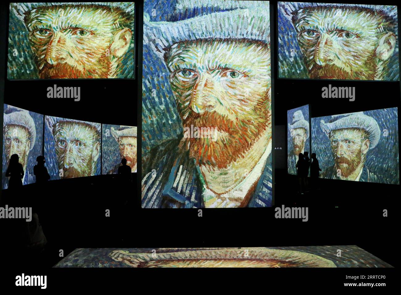 230717 -- SHANGHAI, 17 luglio 2023 -- le persone visitano la mostra immersiva Van Gogh Alive: The Experience al World Expo Museum di notte a Shanghai, Cina orientale, 16 luglio 2023. Il World Expo Museum nella Shanghai orientale della Cina apre ogni venerdì, sabato, domenica e festivi dal 12 maggio al 10 settembre 2023. L'coinvolgente mostra Van Gogh Alive: L'esperienza è aperta anche di notte, creando un'esperienza coinvolgente attraverso esposizioni multimediali di quasi 3.000 opere, manoscritti e lettere di Van Gogh. Durante le ore notturne, il museo organizza lezioni di esperienza con d Foto Stock