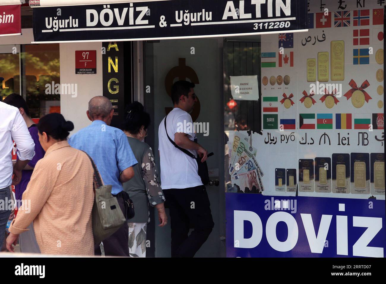 230717 -- ANKARA, 17 luglio 2023 -- la gente aspetta fuori da un ufficio di cambio ad Ankara, T¹rkiye, il 17 luglio 2023. Il deficit cronico delle partite correnti di T¹rkiye è uno dei problemi più impegnativi che il nuovo team di gestione economica del governo deve affrontare per migliorare i problemi finanziari del paese, hanno affermato gli esperti. Foto di /Xinhua TO GO WITH News Analysis: Il crescente deficit di T¹rkiye, l'inflazione deve essere affrontata per garantire un solido sviluppo economico TRKIYE-ANKARA-ECONOMY-DEFICIT-INFLATION MustafaxKaya PUBLICATIONxNOTxINxCHN Foto Stock