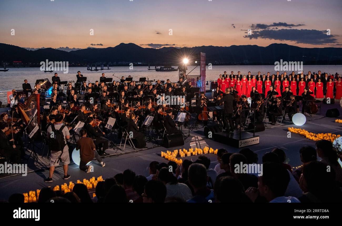 230718 -- KUNMING, 18 luglio 2023 -- gli artisti si esibiscono durante la cerimonia di apertura della settima settimana della musica Nie er tenutasi presso il lago Dianchi a Kunming, nella provincia dello Yunnan della Cina sud-occidentale, 17 luglio 2023. Quest'anno la settimana della musica Nie er, che si terrà a nome di Nie er 1912-1935, il compositore dell'inno nazionale cinese, si terrà a Kunming e Yuxi dello Yunnan dal 17 al 23 luglio. CHINA-YUNNAN-NIE ER SETTIMANA MUSICALE CN JIANGXWENYAO PUBLICATIONXNOTXINXCHN Foto Stock