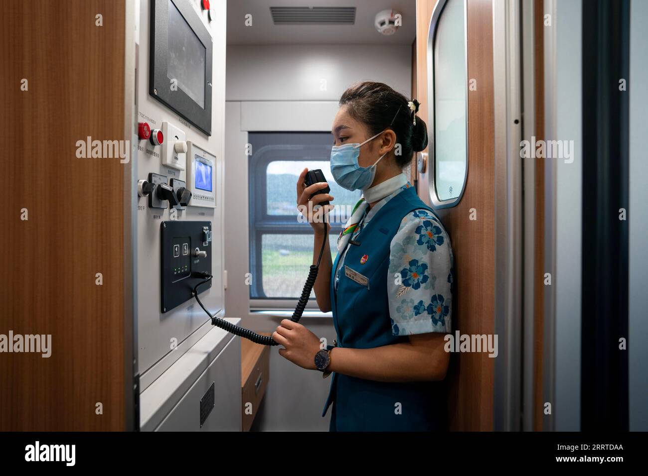 230718 -- MENGLA, 18 luglio 2023 -- Yi Bofeng trasmette a bordo del treno D887 il 16 luglio 2023. Yi Bofeng proviene dalla contea di Mengla, nella provincia dello Yunnan. Dopo essersi laureata come Lao Major in un college tecnico nella capitale provinciale Kunming nel 2020, è stata reclutata come assistente ferroviario sotto la China Railway Kunming Bureau Group Co., Ltd La China-Laos Railway, un importante progetto di cooperazione tra Belt e Road di alta qualità, ha iniziato le sue attività nel dicembre 2021. Yi era a bordo del primo treno della ferrovia, testimoniando il momento storico delle operazioni ferroviarie. La ferrovia di 1.035 km collega la Cina Foto Stock