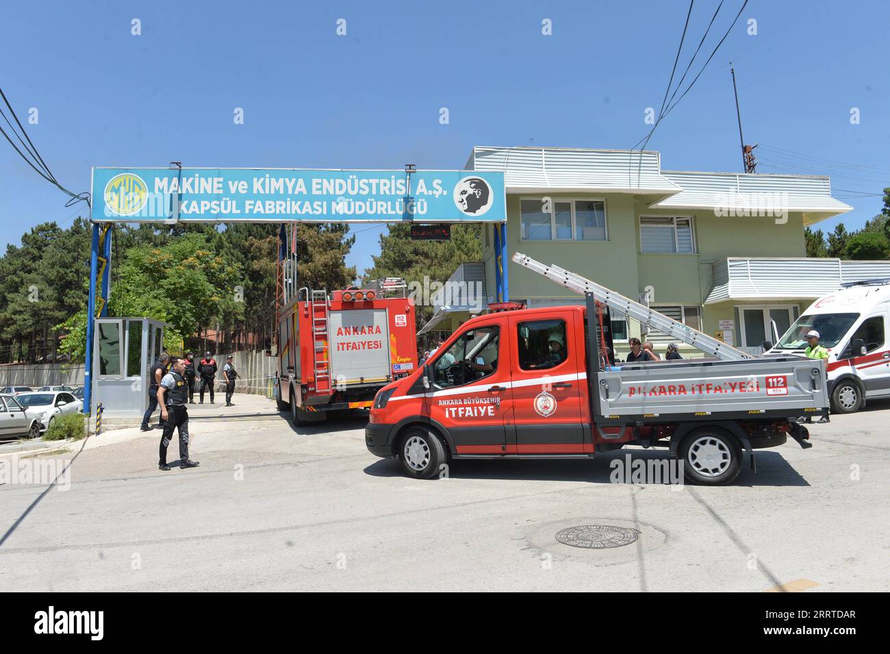 230718 -- ANKARA, 18 luglio 2023 -- gli equipaggi antincendio vengono inviati nell'area dove si è verificata un'esplosione nel distretto Kayas di Ankara, T¹rkiye, il 18 luglio 2023. Quattro lavoratori sono stati feriti martedì in un'esplosione in una fabbrica di munizioni della Mechanical and Chemical Industry Corporation MKE nel quartiere della capitale Ankara S Kayas, ha detto il ministro degli interni turco. /Handout via Xinhua TRKIYE-ANKARA-FACTORY-EXPLOSION MustafaxKaya PUBLICATIONxNOTxINxCHN Foto Stock