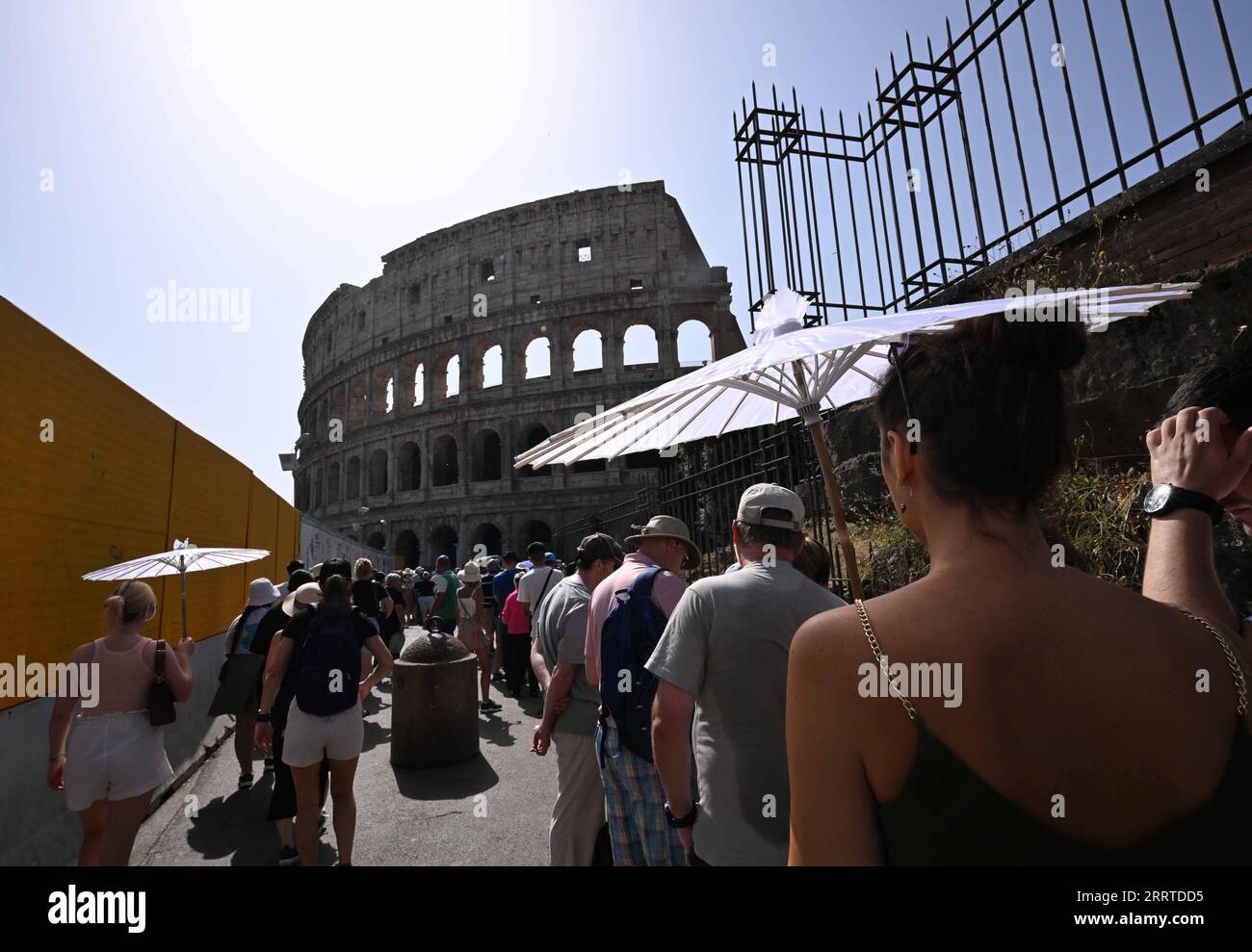 230718 -- ROMA, 18 luglio 2023 -- i turisti si ombreggiano dal sole fuori dal Colosseo a Roma, Italia, il 18 luglio 2023. La temperatura massima a Roma ha superato i 41 gradi Celsius il martedì. Foto di /Xinhua ITALIA-ROMA-ONDA DI CALORE AlbertoxLingria PUBLICATIONxNOTxINxCHN Foto Stock