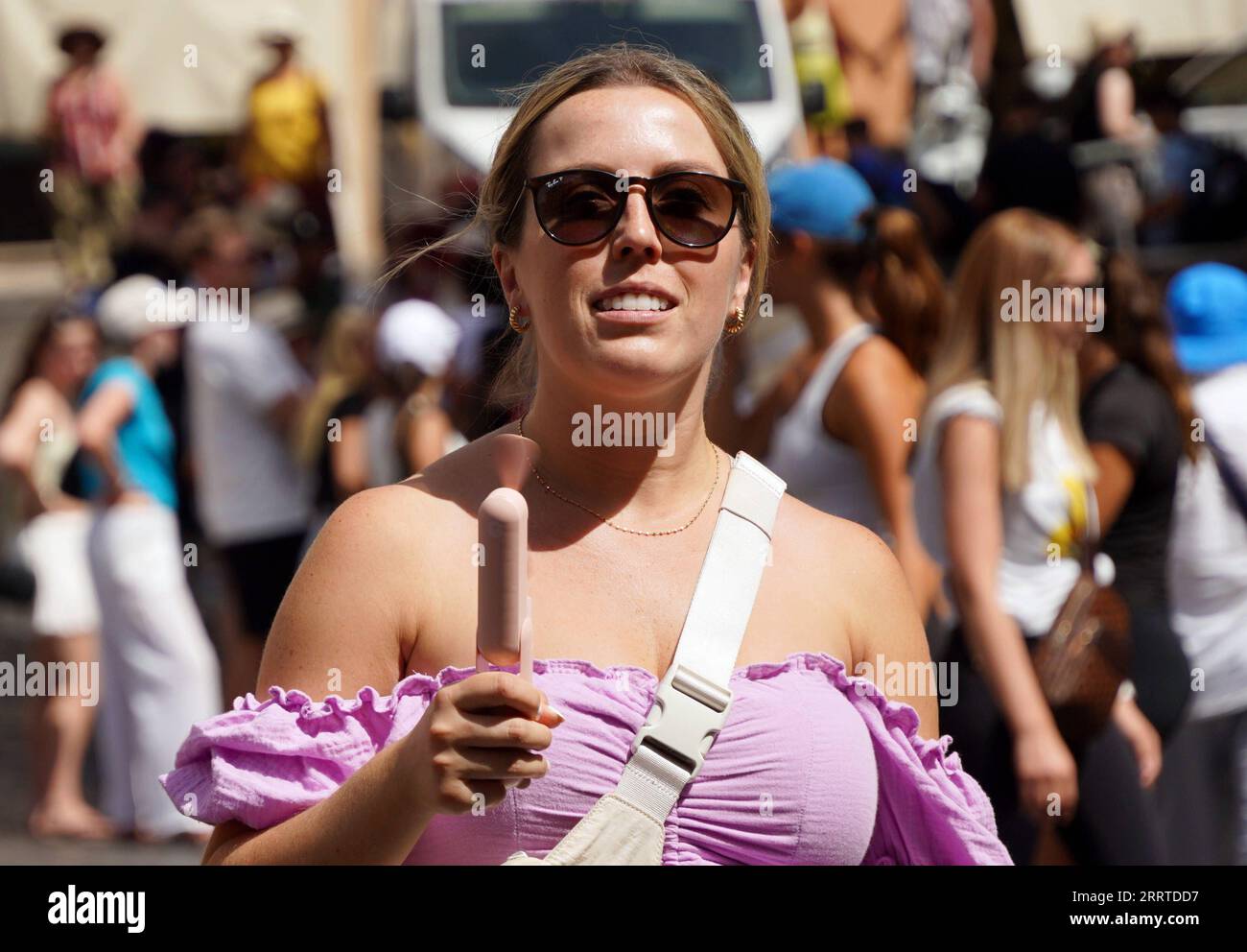 230718 -- ROMA, 18 luglio 2023 -- Una donna usa un ventilatore portatile per rinfrescarsi a Roma, Italia, il 18 luglio 2023. La temperatura massima a Roma ha superato i 41 gradi Celsius il martedì. ITALIA-ROMA-ONDA DI CALORE JinxMamengni PUBLICATIONxNOTxINxCHN Foto Stock