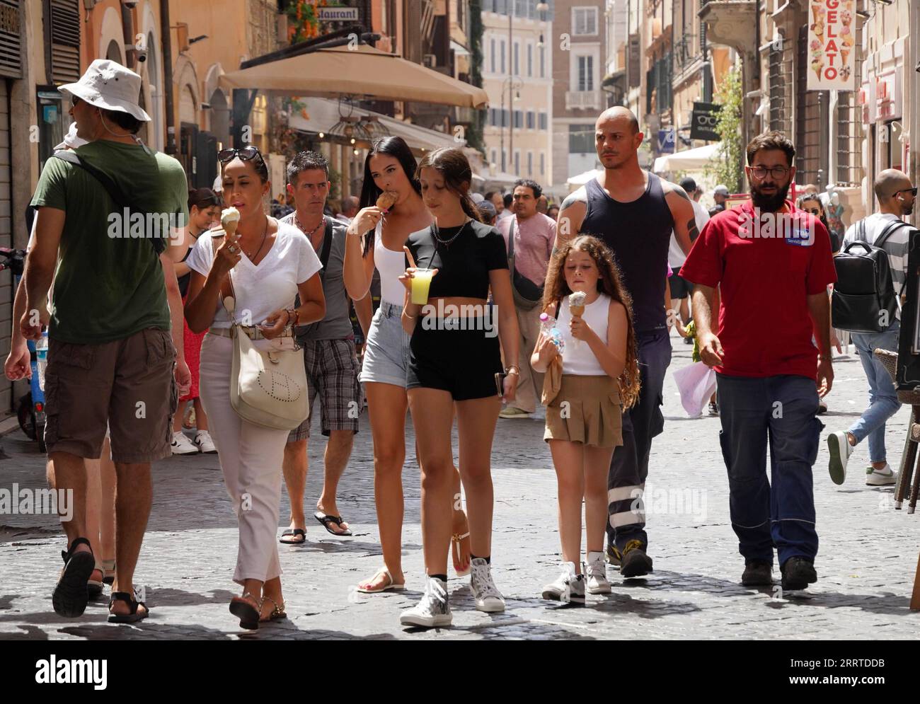 230718 -- ROMA, 18 luglio 2023 -- la gente ha il gelato a Roma, Italia, il 18 luglio 2023. La temperatura massima a Roma ha superato i 41 gradi Celsius il martedì. ITALIA-ROMA-ONDA DI CALORE JinxMamengni PUBLICATIONxNOTxINxCHN Foto Stock
