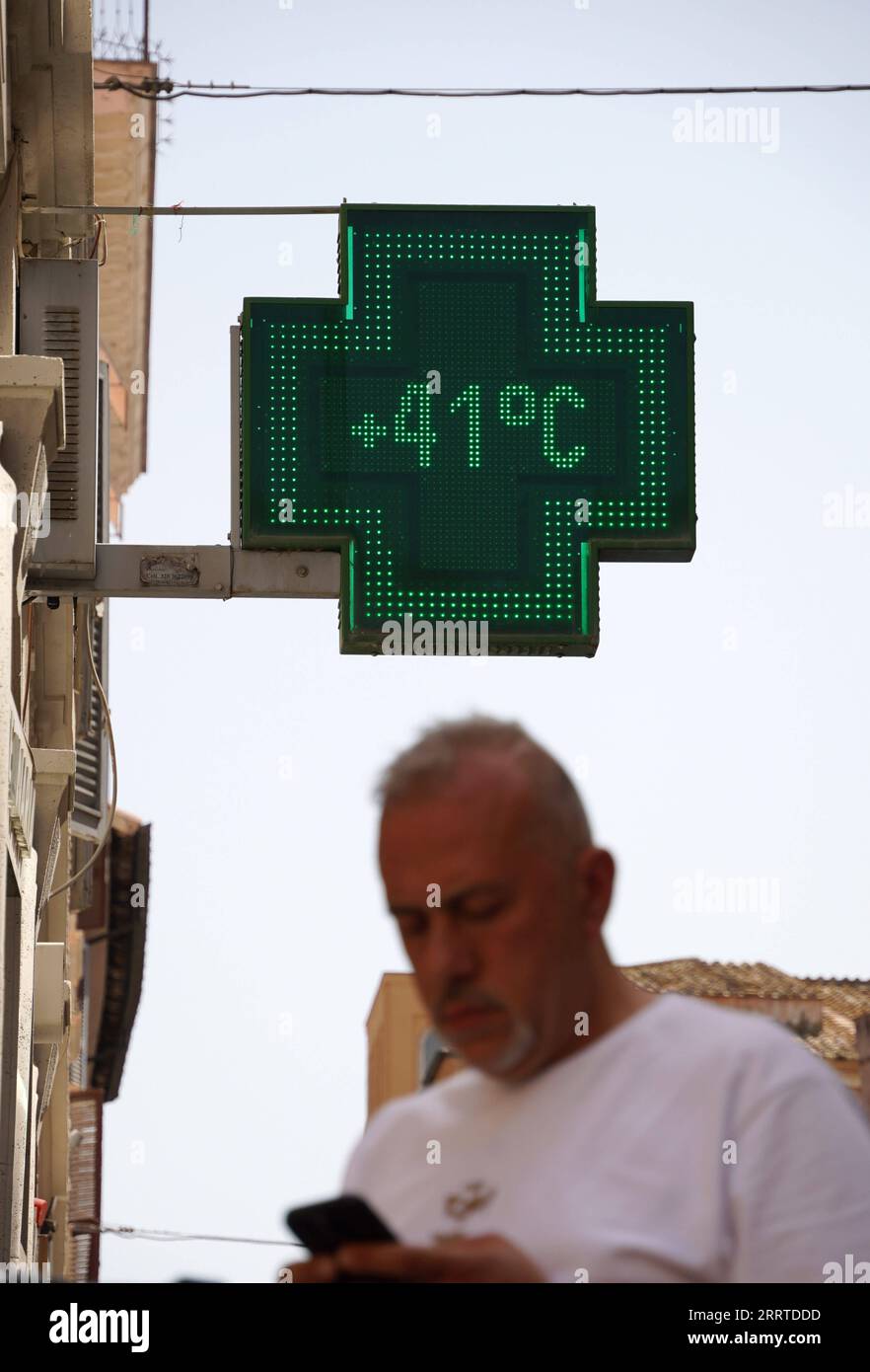 230718 -- ROMA, 18 luglio 2023 -- Un termometro mostra 41 gradi Celsius a Roma, Italia, il 18 luglio 2023. La temperatura massima a Roma ha superato i 41 gradi Celsius il martedì. ITALIA-ROMA-ONDA DI CALORE JinxMamengni PUBLICATIONxNOTxINxCHN Foto Stock