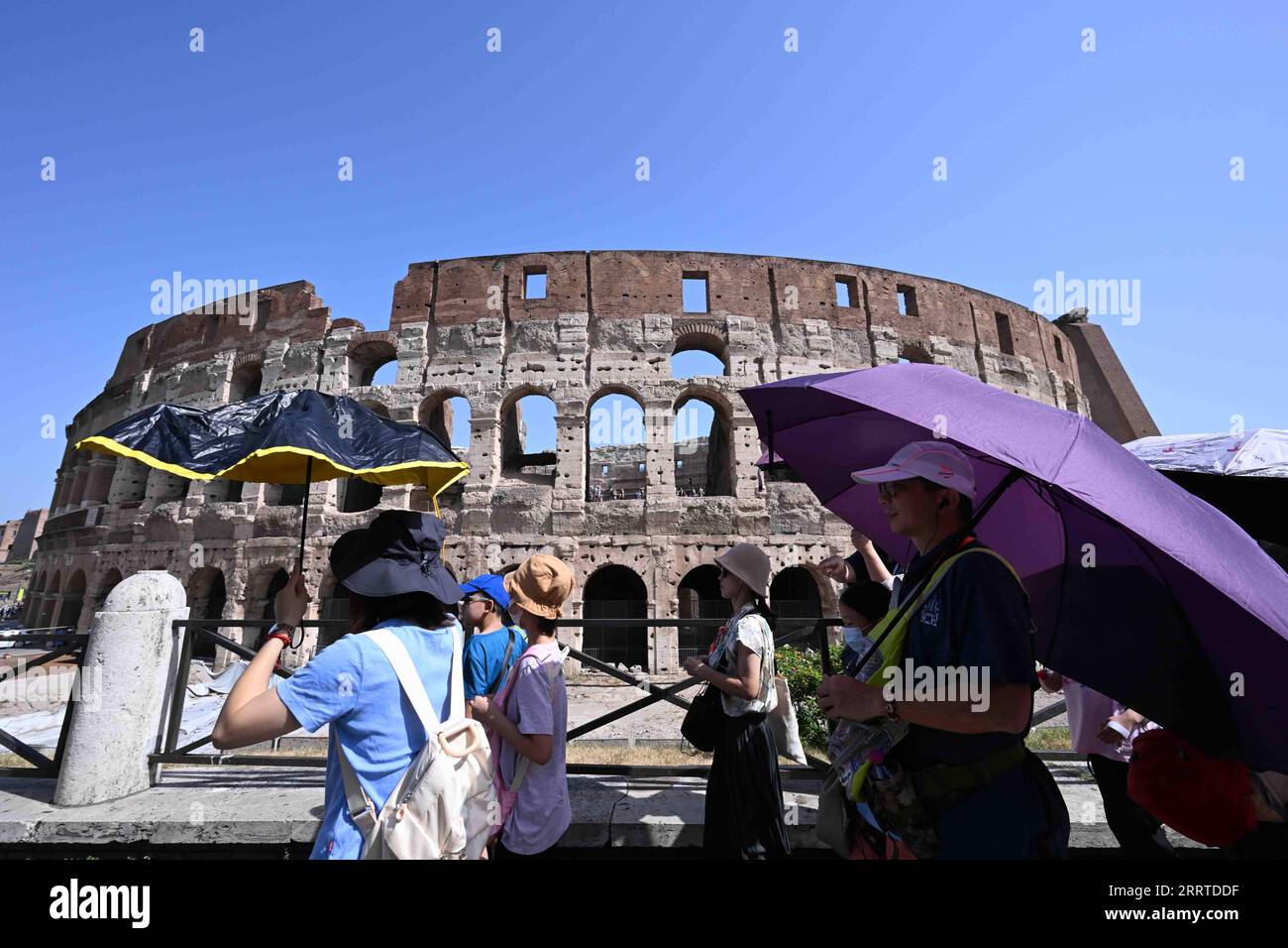 230718 -- ROMA, 18 luglio 2023 -- i turisti si ombreggiano dal sole fuori dal Colosseo a Roma, Italia, il 18 luglio 2023. La temperatura massima a Roma ha superato i 41 gradi Celsius il martedì. Foto di /Xinhua ITALIA-ROMA-ONDA DI CALORE AlbertoxLingria PUBLICATIONxNOTxINxCHN Foto Stock