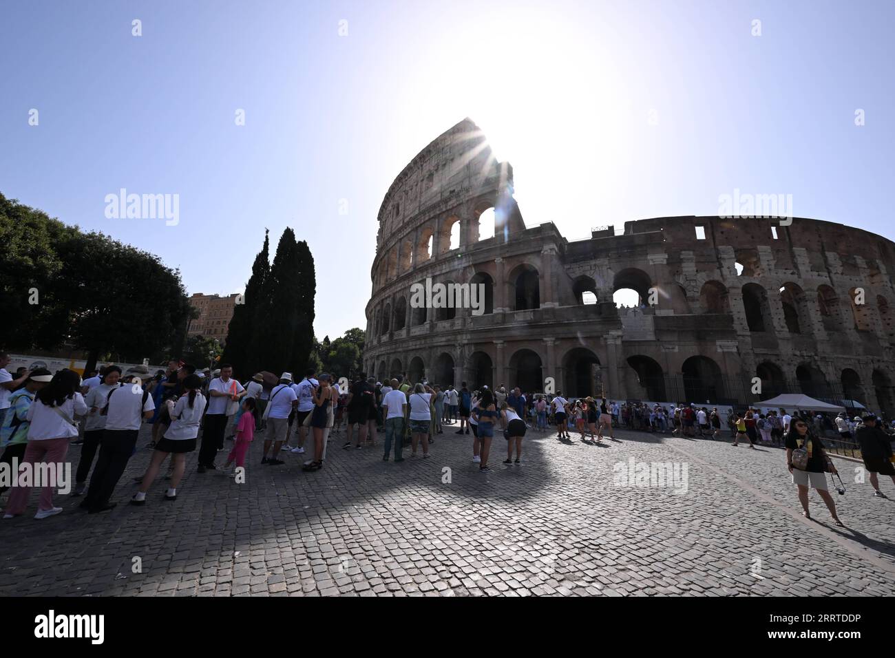 230718 -- ROMA, 18 luglio 2023 -- i turisti aspettano all'ombra del Colosseo a Roma, Italia, il 18 luglio 2023. La temperatura massima a Roma ha superato i 41 gradi Celsius il martedì. Foto di /Xinhua ITALIA-ROMA-ONDA DI CALORE AlbertoxLingria PUBLICATIONxNOTxINxCHN Foto Stock