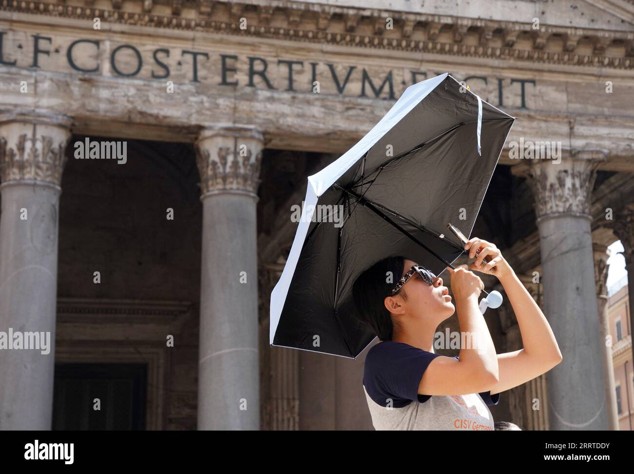 230718 -- ROMA, 18 luglio 2023 -- Una donna si nutre dal sole vicino al Pantheon a Roma, Italia, il 18 luglio 2023. La temperatura massima a Roma ha superato i 41 gradi Celsius il martedì. ITALIA-ROMA-ONDA DI CALORE JinxMamengni PUBLICATIONxNOTxINxCHN Foto Stock