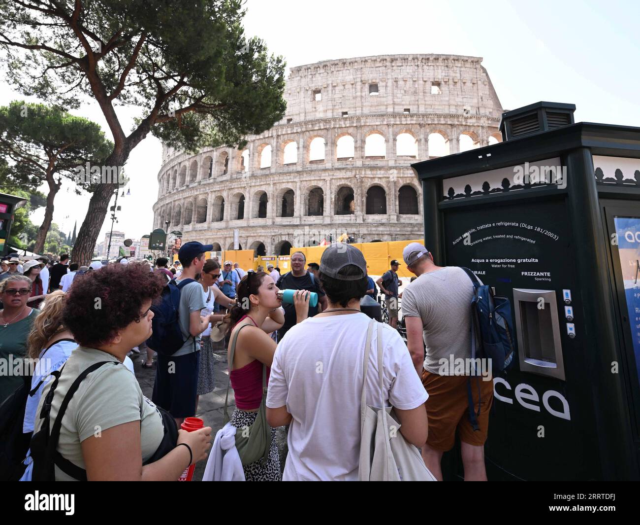 230718 -- ROMA, 18 luglio 2023 -- i turisti ricevono l'acqua da una macchina fuori dal Colosseo a Roma, Italia, il 18 luglio 2023. La temperatura massima a Roma ha superato i 41 gradi Celsius il martedì. Foto di /Xinhua ITALIA-ROMA-ONDA DI CALORE AlbertoxLingria PUBLICATIONxNOTxINxCHN Foto Stock