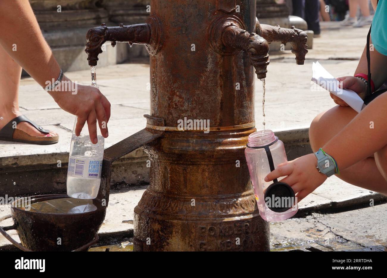 230718 -- ROMA, 18 luglio 2023 -- la gente prende l'acqua da un rubinetto vicino al Pantheon a Roma, Italia, il 18 luglio 2023. La temperatura massima a Roma ha superato i 41 gradi Celsius il martedì. ITALIA-ROMA-ONDA DI CALORE JinxMamengni PUBLICATIONxNOTxINxCHN Foto Stock