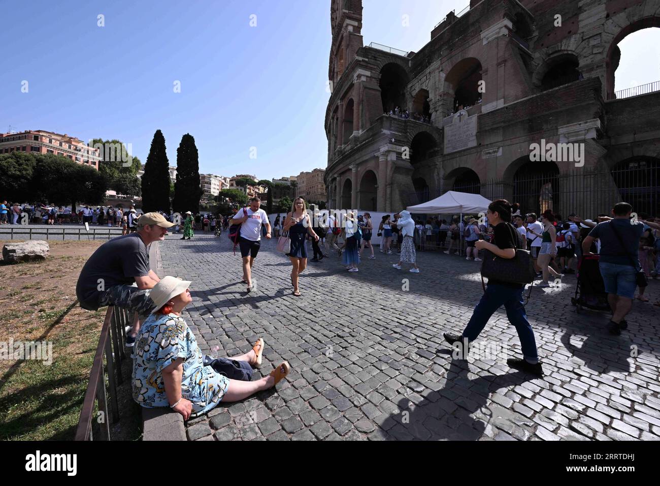 230718 -- ROMA, 18 luglio 2023 -- i turisti aspettano fuori dal Colosseo a Roma, Italia, il 18 luglio 2023. La temperatura massima a Roma ha superato i 41 gradi Celsius il martedì. Foto di /Xinhua ITALIA-ROMA-ONDA DI CALORE AlbertoxLingria PUBLICATIONxNOTxINxCHN Foto Stock